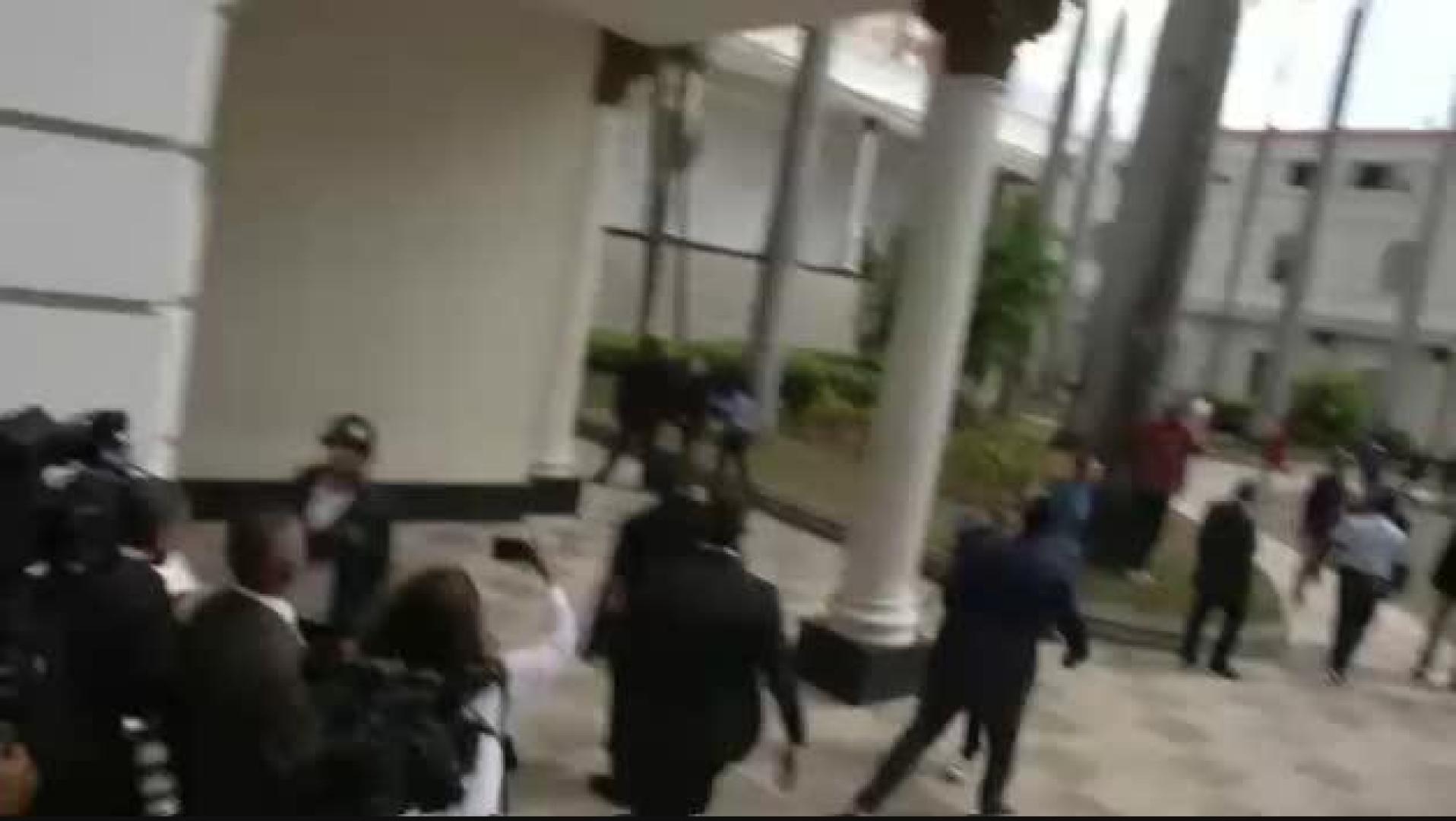 Juan Guaidó jura como presidente interino de Venezuela