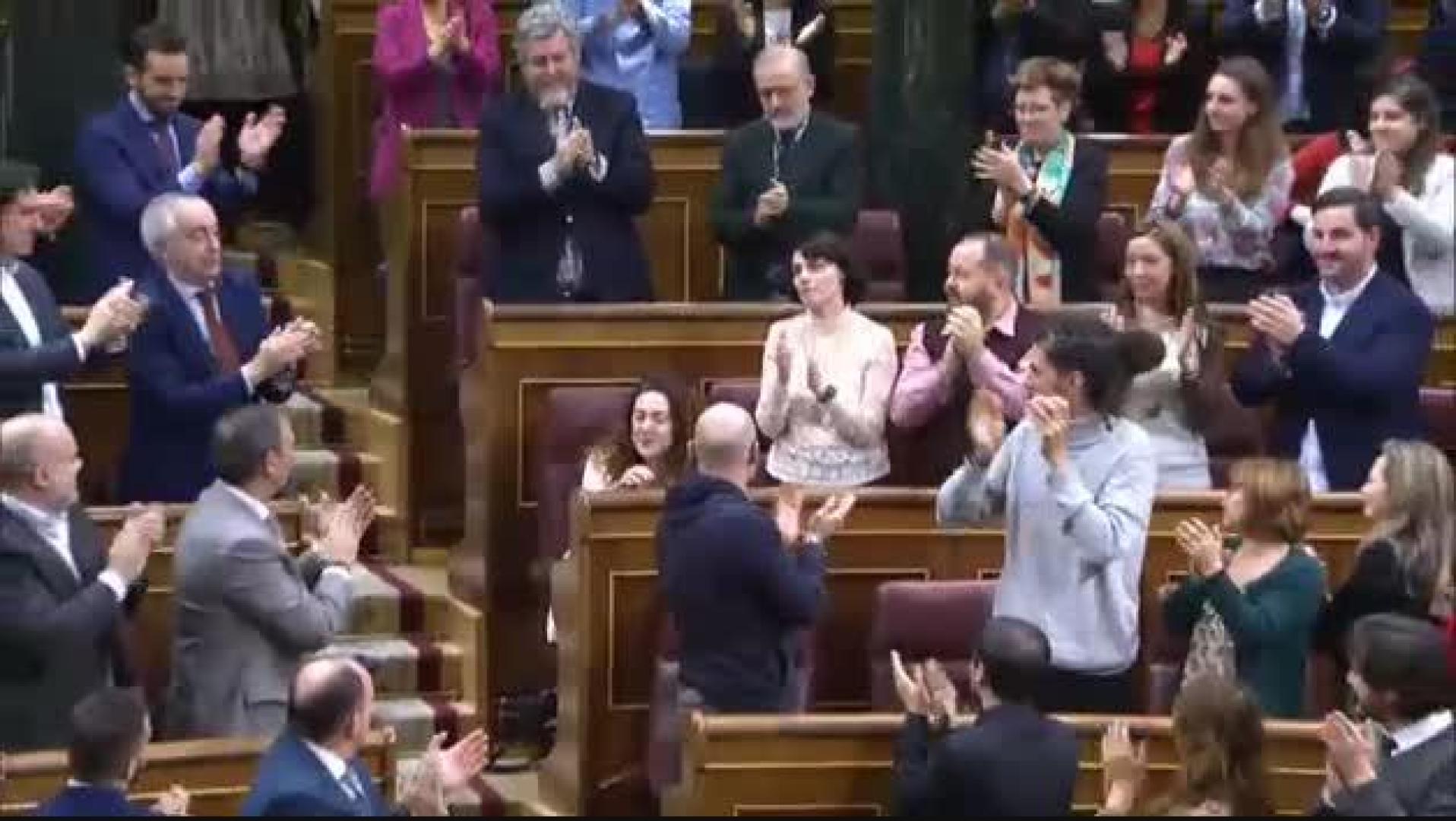 La diputada Aina Vidal (En Comú Podem) protagoniza el momento más emotivo de la investidura
