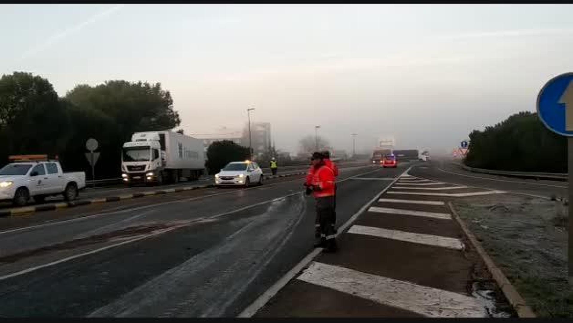 Un camión vuelca en la N-232 cortada, en Castejón
