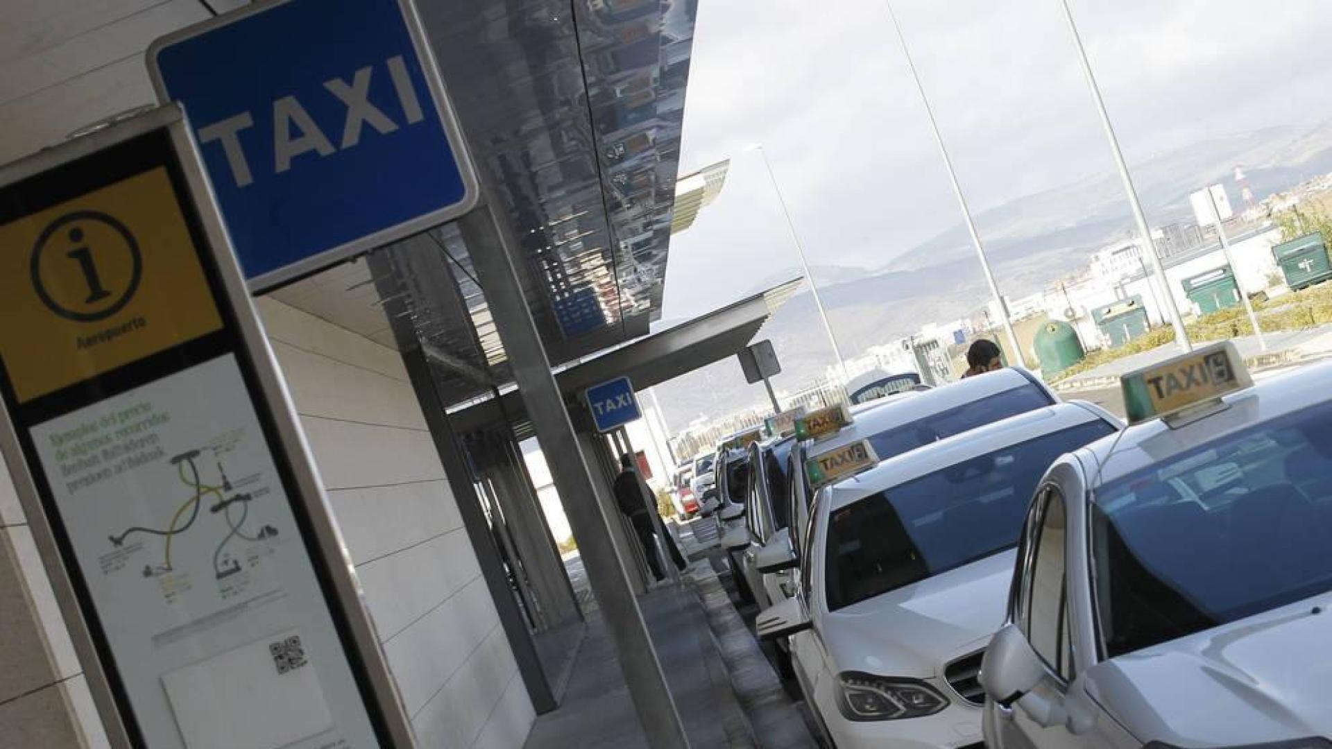 Taxis en la parada del aeropuerto de Noáin.
