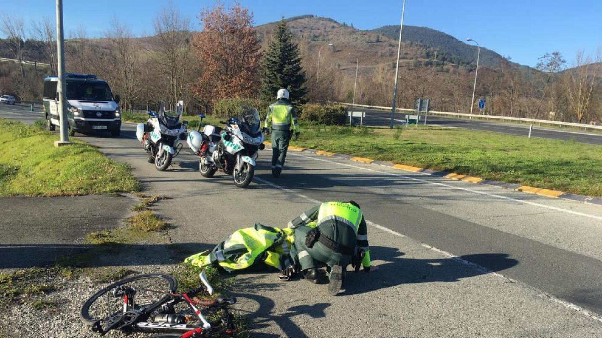 Un ciclista de 86 años, trasladado al CHN tras una caída en la PA-30, en Olloki