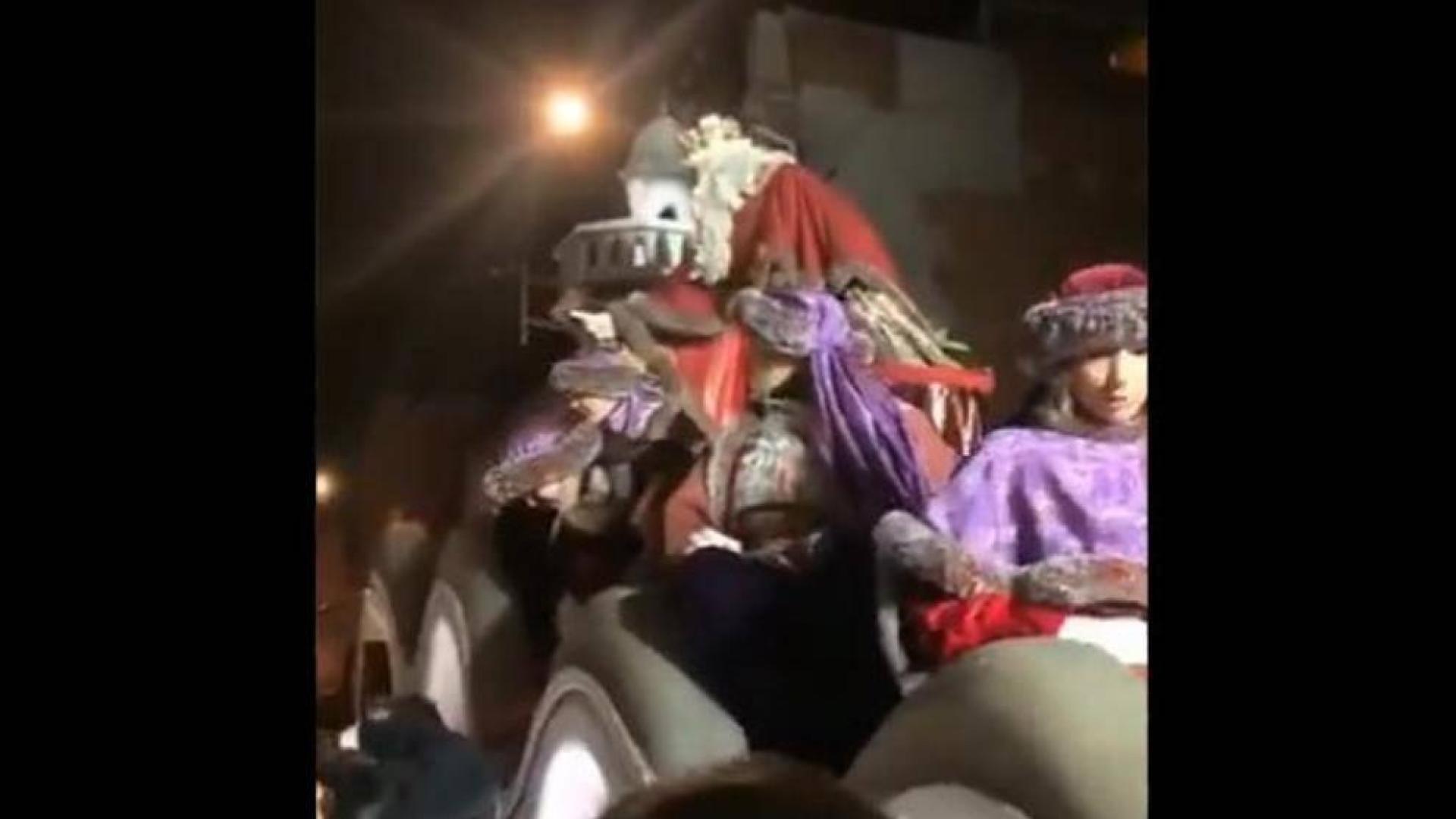 El rey Melchor, en la cabalgata de Terrassa, lanzando caramelos con fuerza.