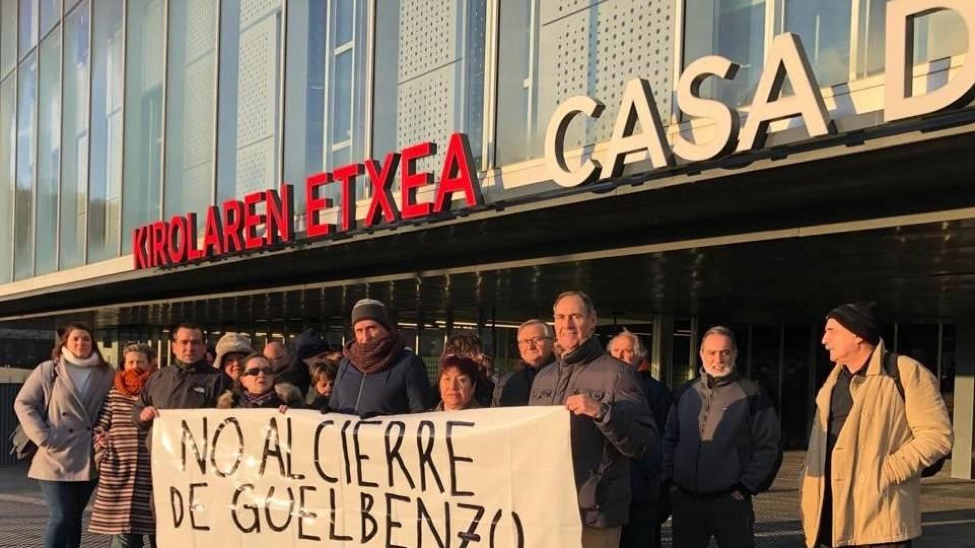 Plantilla y usuarios de Guelbenzu se concentran contra el cierre del centro