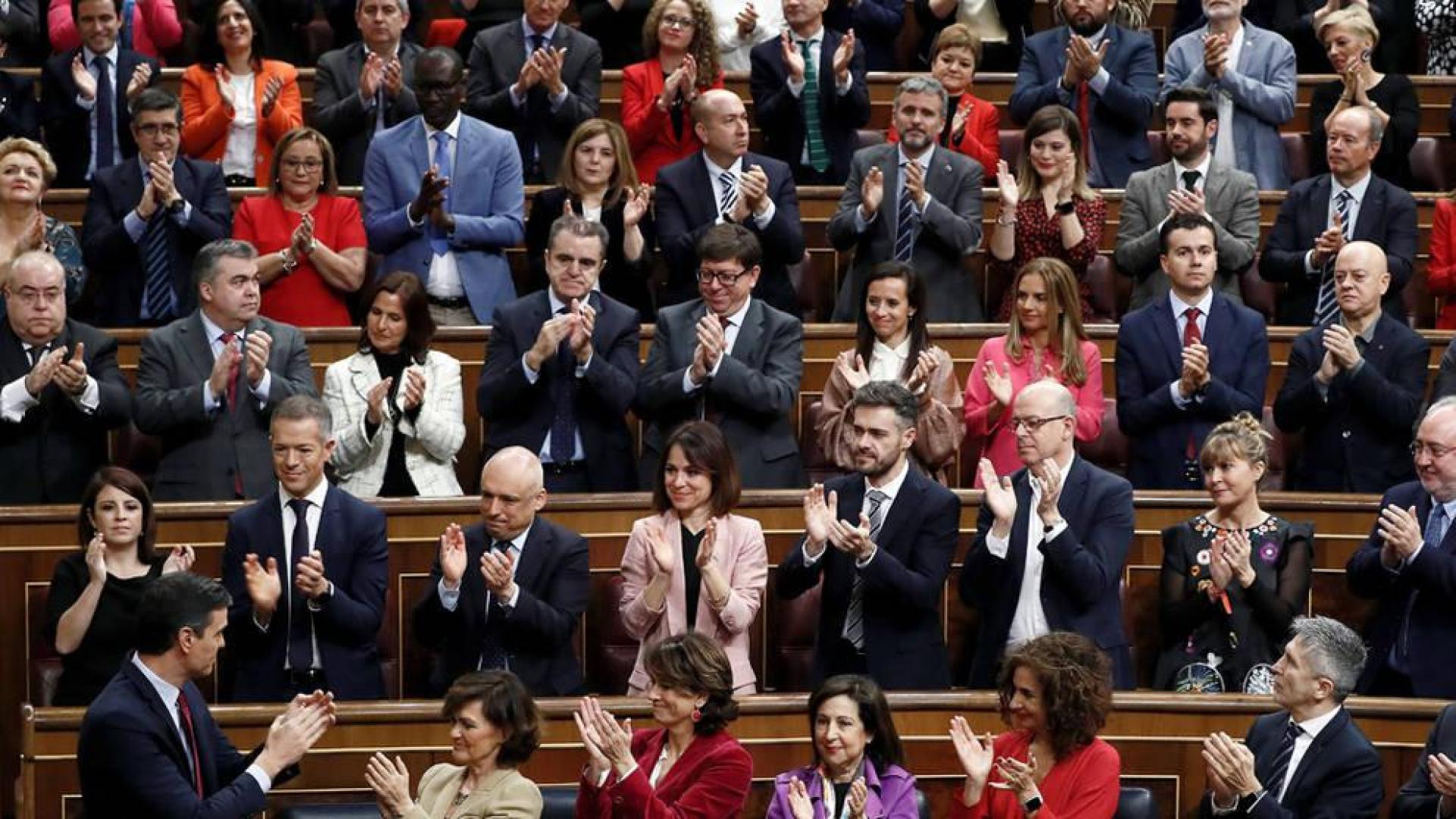 Pedro Sánchez (i), aplaudido por su grupo en el Congreso de los Diputados.