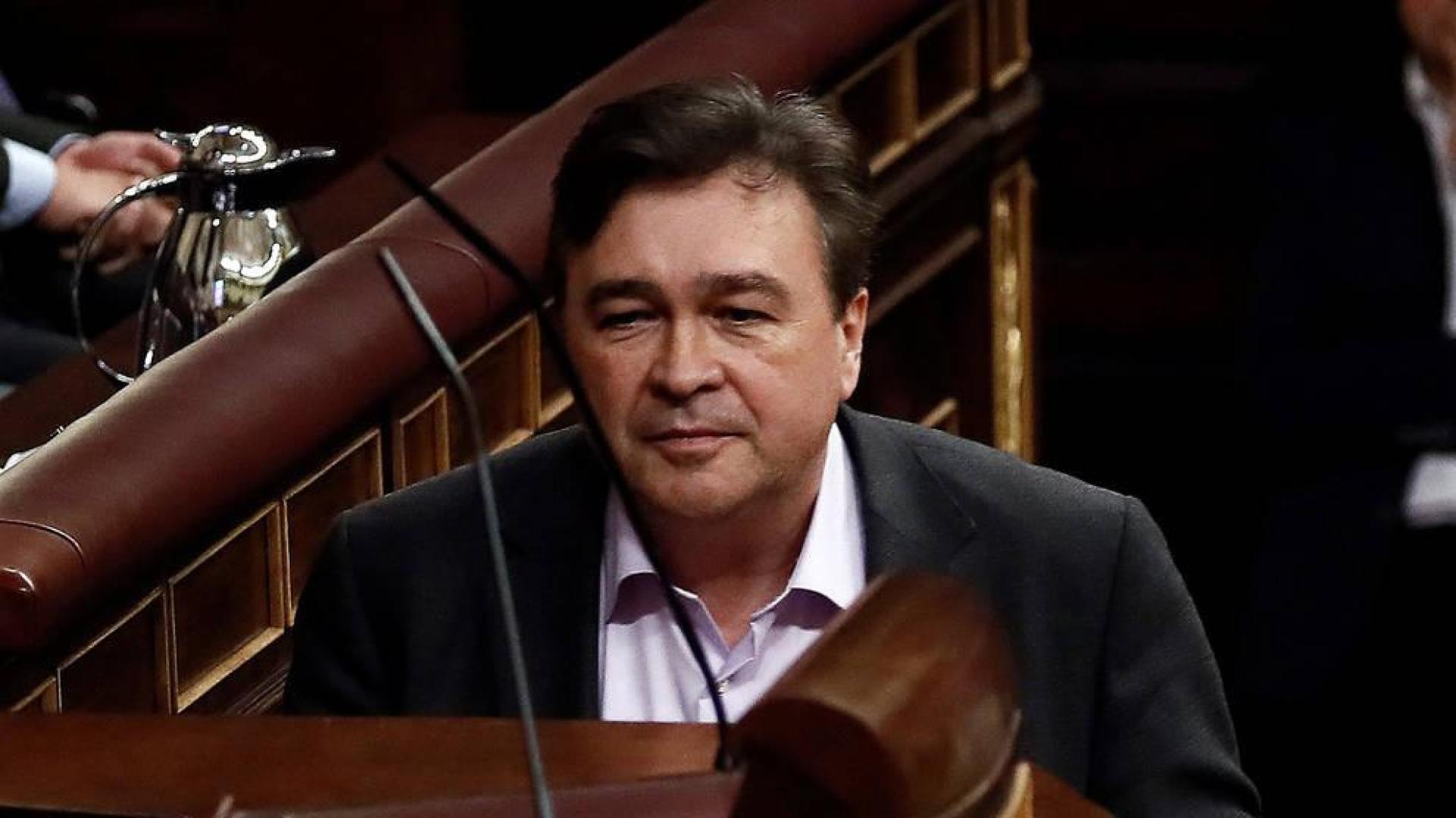 El diputado de Teruel Existe, Tomás Guitarte, antes de su intervención en el Congreso