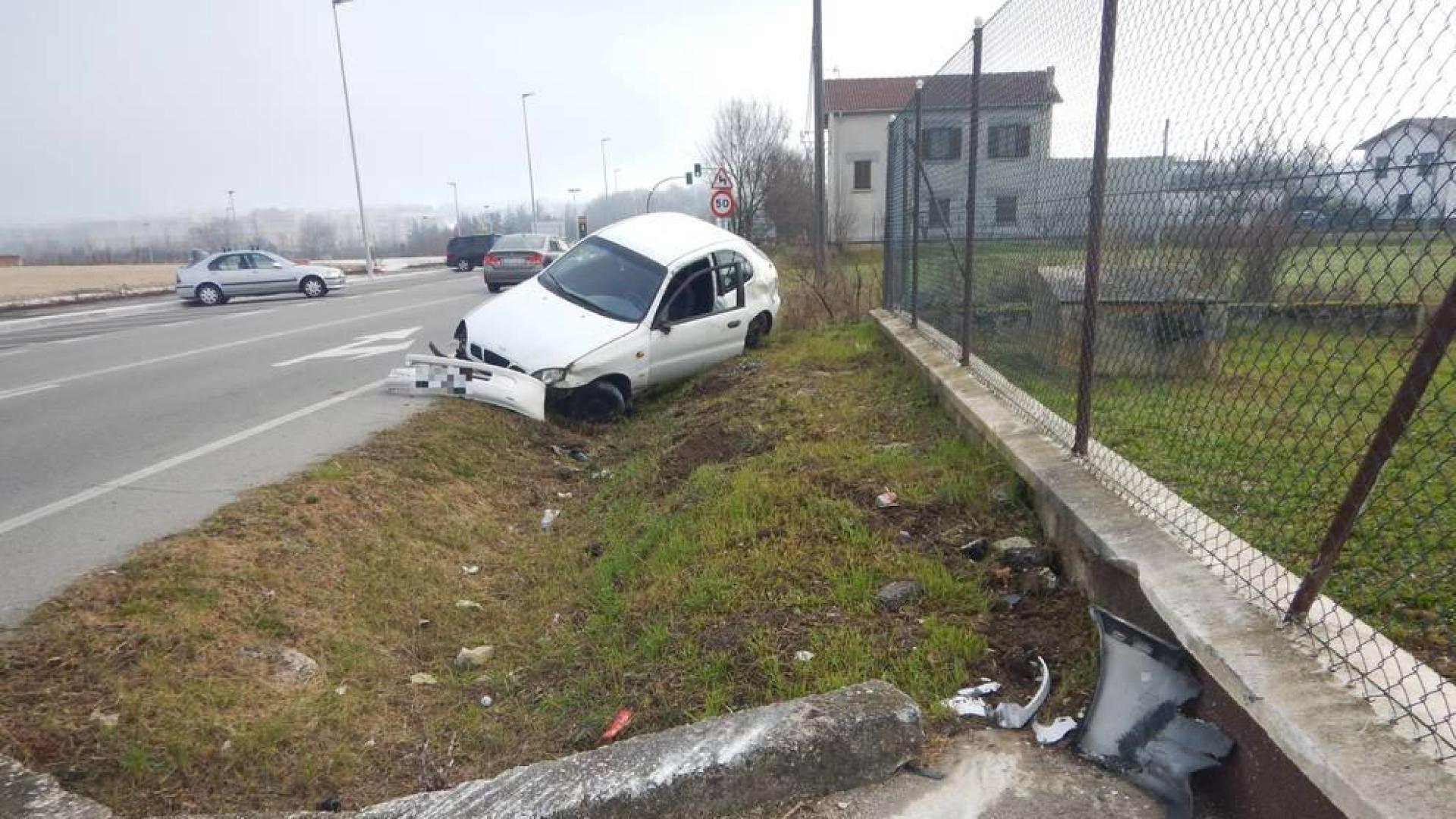 Conduce sin carné y choca contra un coche estacionado en Echavacoiz alto