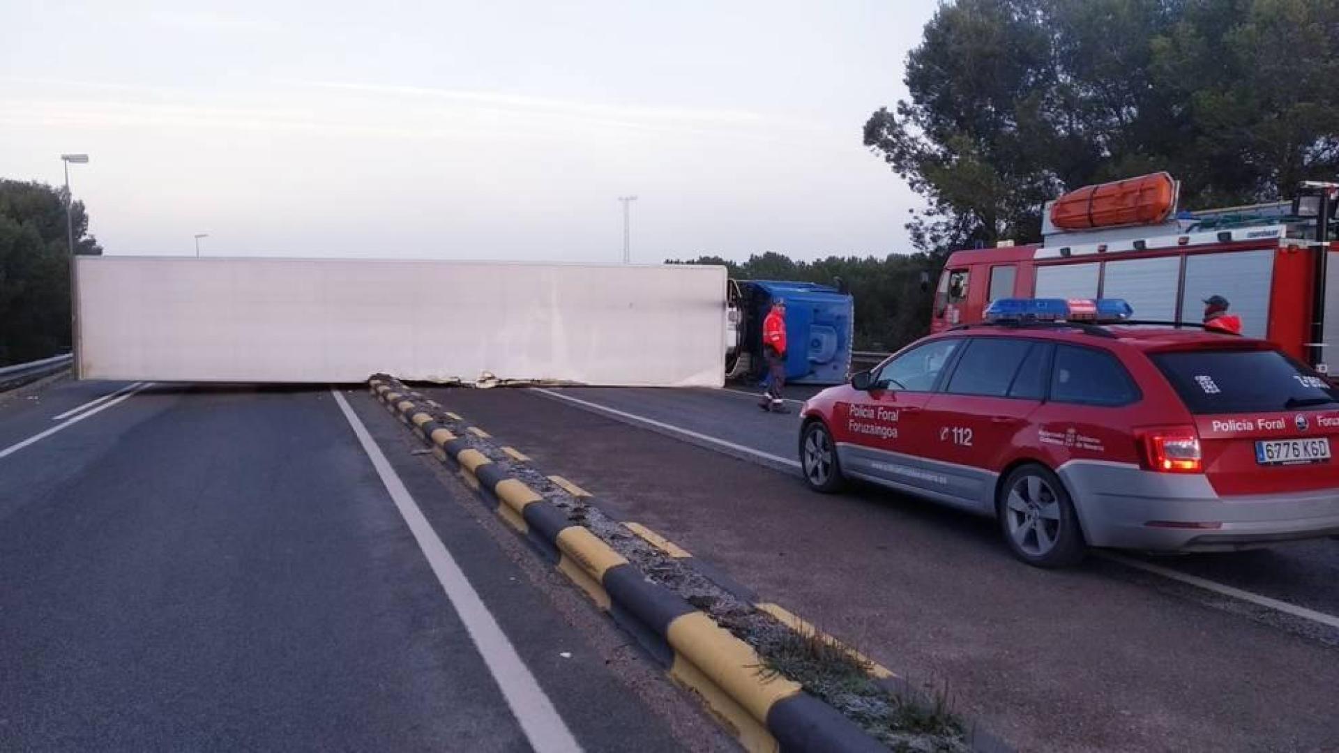 Cortada la N-232 en Castejón por el vuelco de un camión