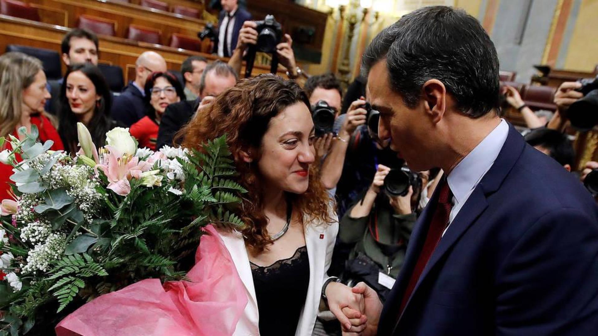 La diputada de Unidas Podemos Aina Vidal, que ha asistido a votar a pesar de estar enferma de cáncer, recibe el saludo de Pedro Sánchez
