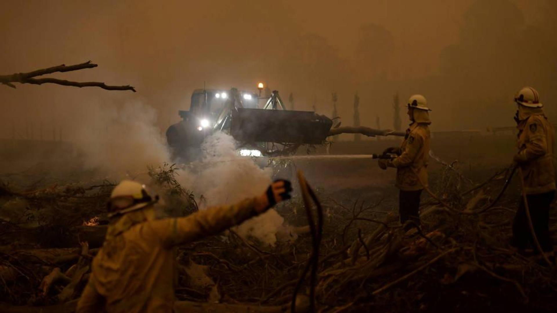 Bomberos australianos trabajan para impedir el avance de los incendios