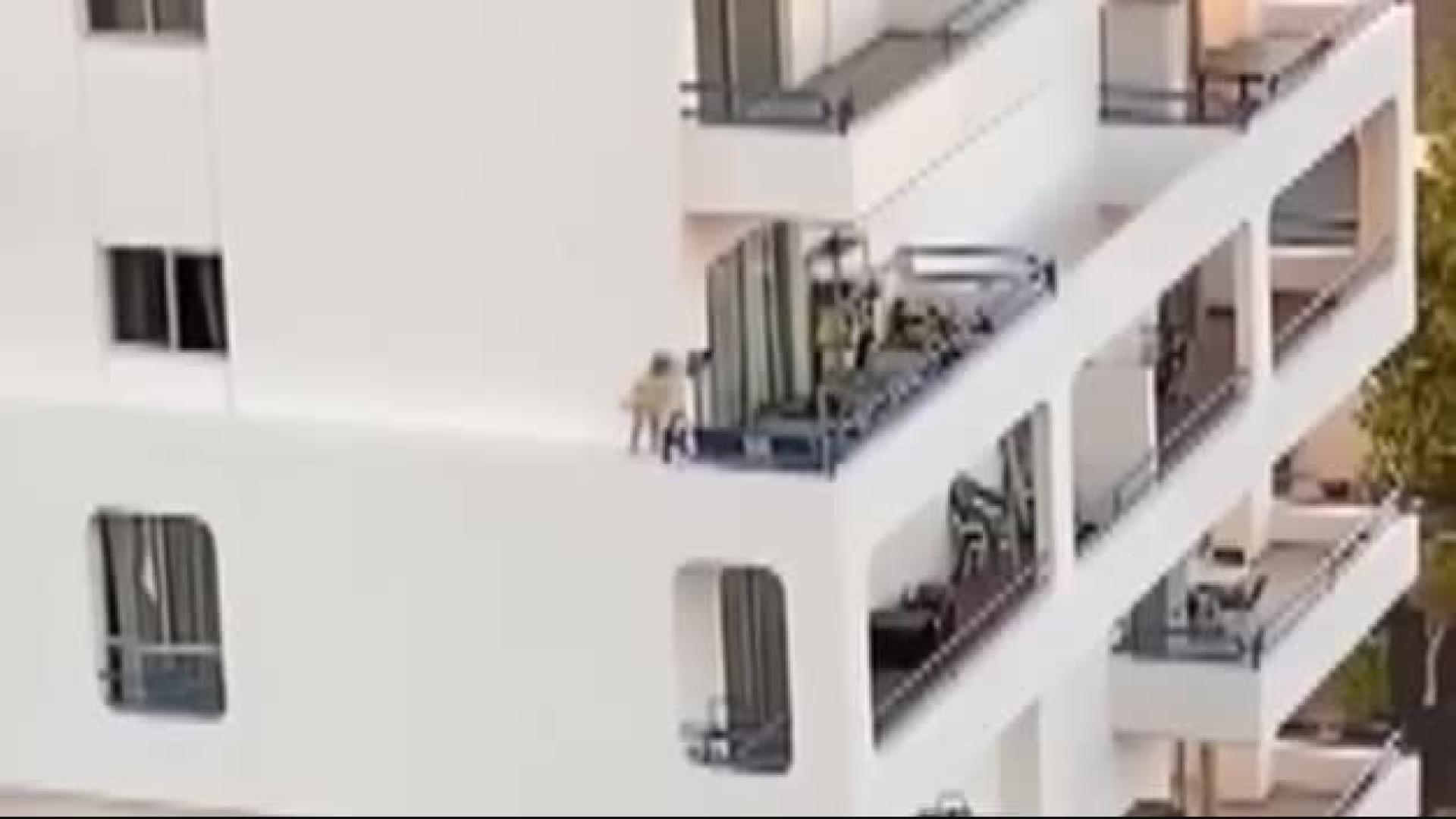 Una niña de 7 años corretea por la cornisa de un cuarto piso en Adeje, Tenerife