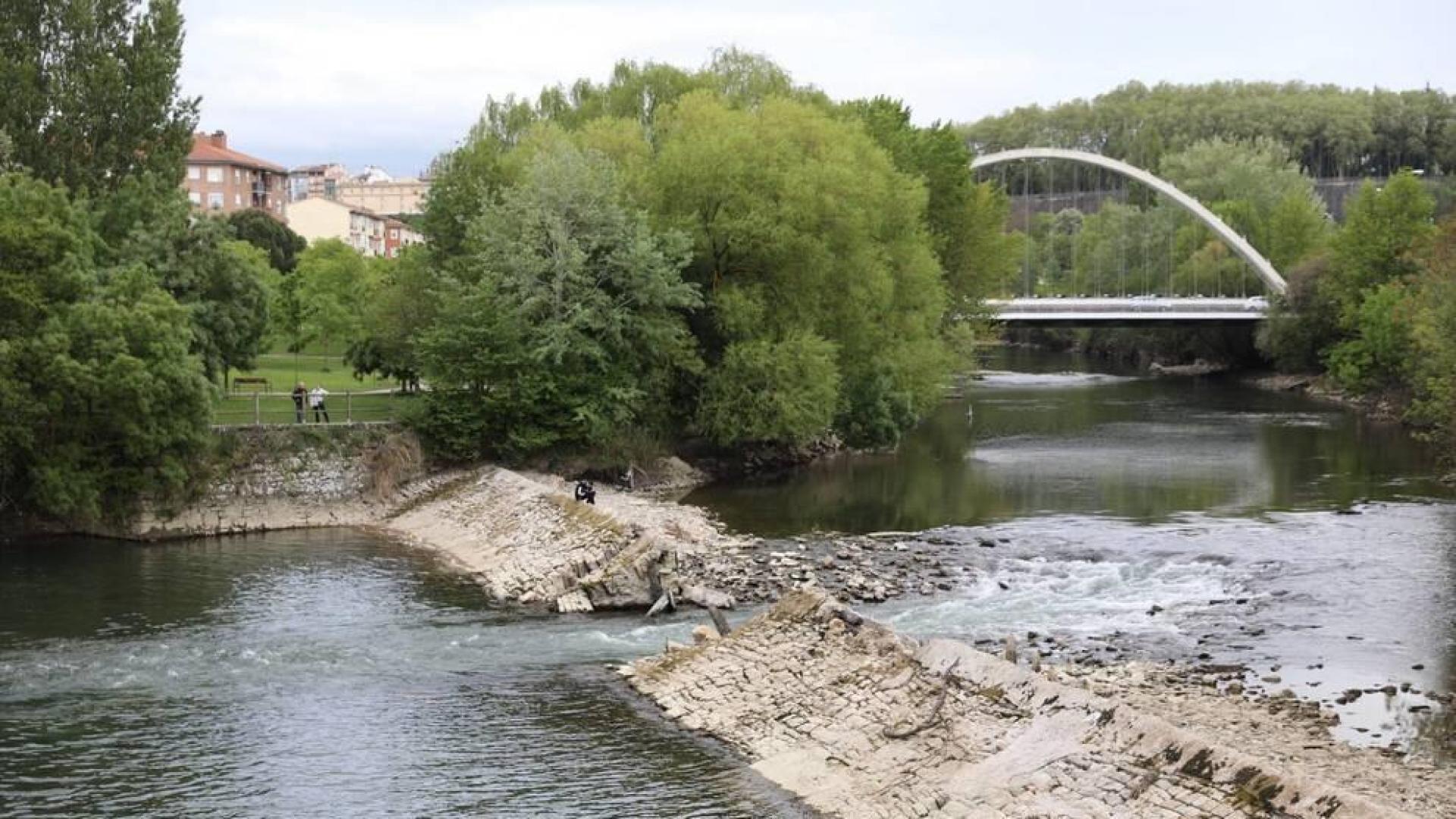 Imagen del azud de Sana Engracia, roto en su parte central, desde el invierno de 2018.