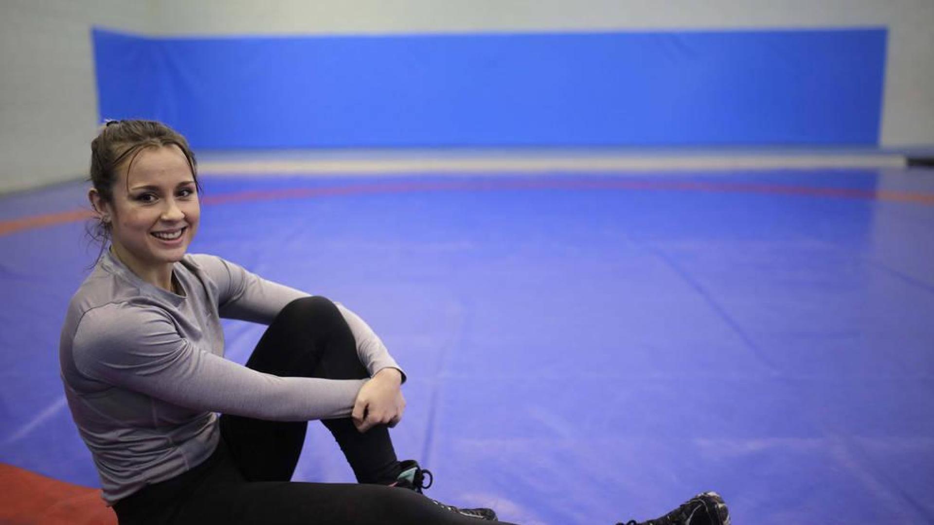 Aintzane Gorria, la pasada semana en la colchoneta de entrenamientos de lucha del polideportivo Elizgibela de Burlada.