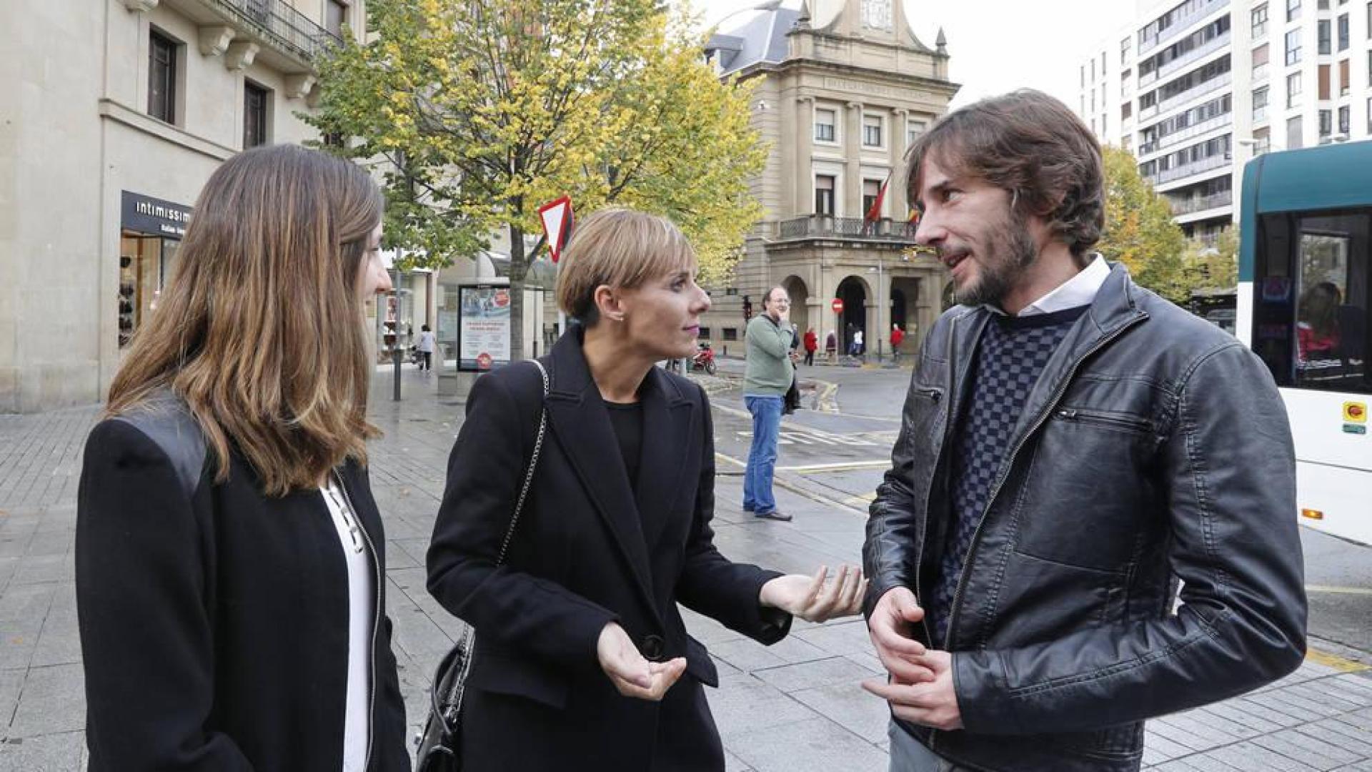La cabeza de lista de Unidas Podemos al Congreso por Navarra, Ione Belarra (i), acompañada de Gema Gil (c), concejala de Unidas Podemos en Leganés y del parlamentario foral Mikel Buil