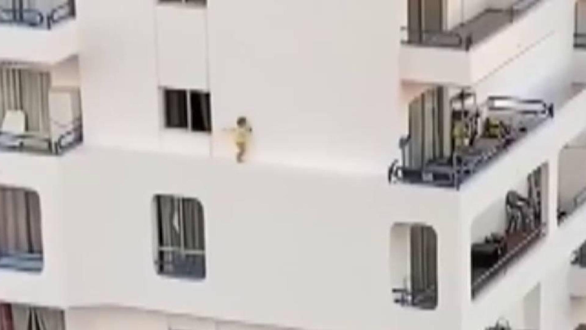 Imagen del video que muestra a la niña caminando por la cornisa de un edificio en Adeje.