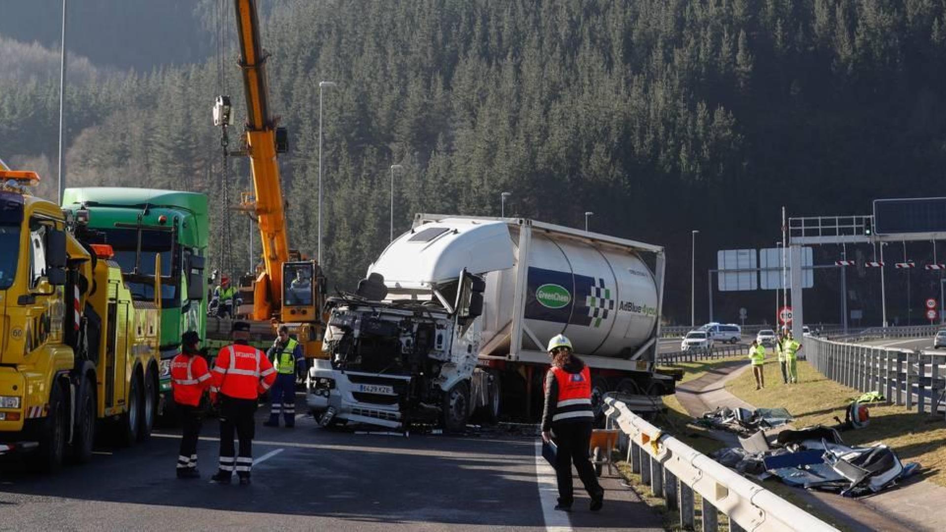 Catorce heridos, dos de ellos graves, en un accidente múltiple en Guipúzcoa