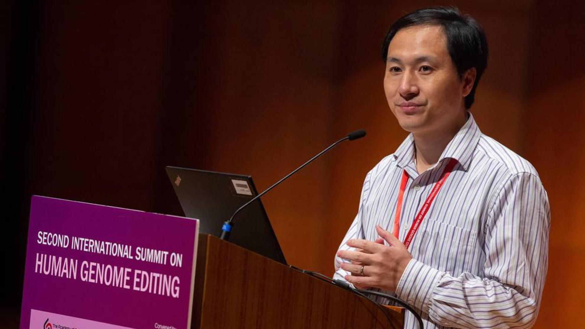 El investigador He Jiankui, condenado a penas de cárcel, multas e inhabilitación por haber editado genéticamente tres bebés en Shenzhen (China)