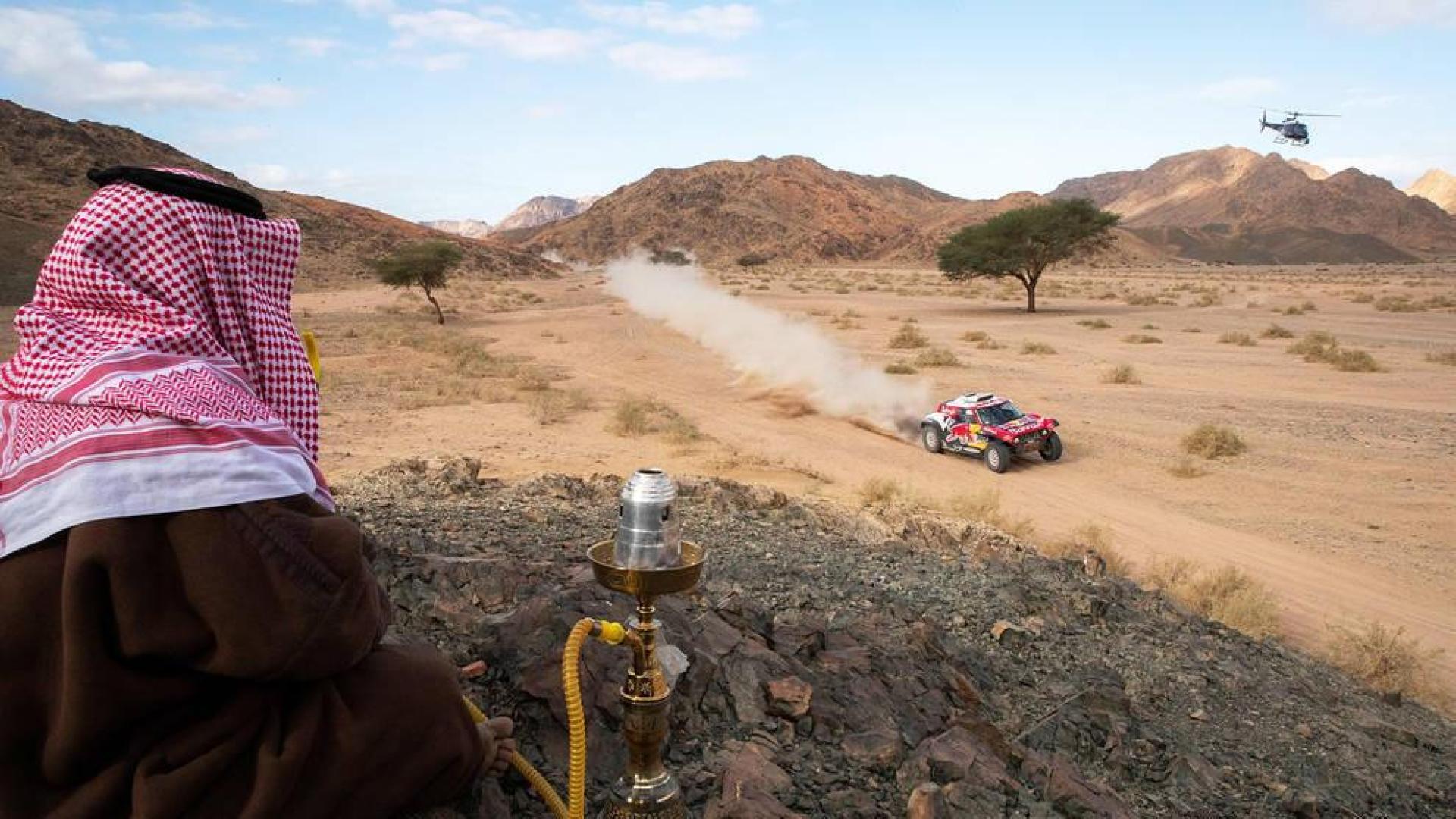 Carlos Sainz sigue líder pese a la presión de sus perseguidores
