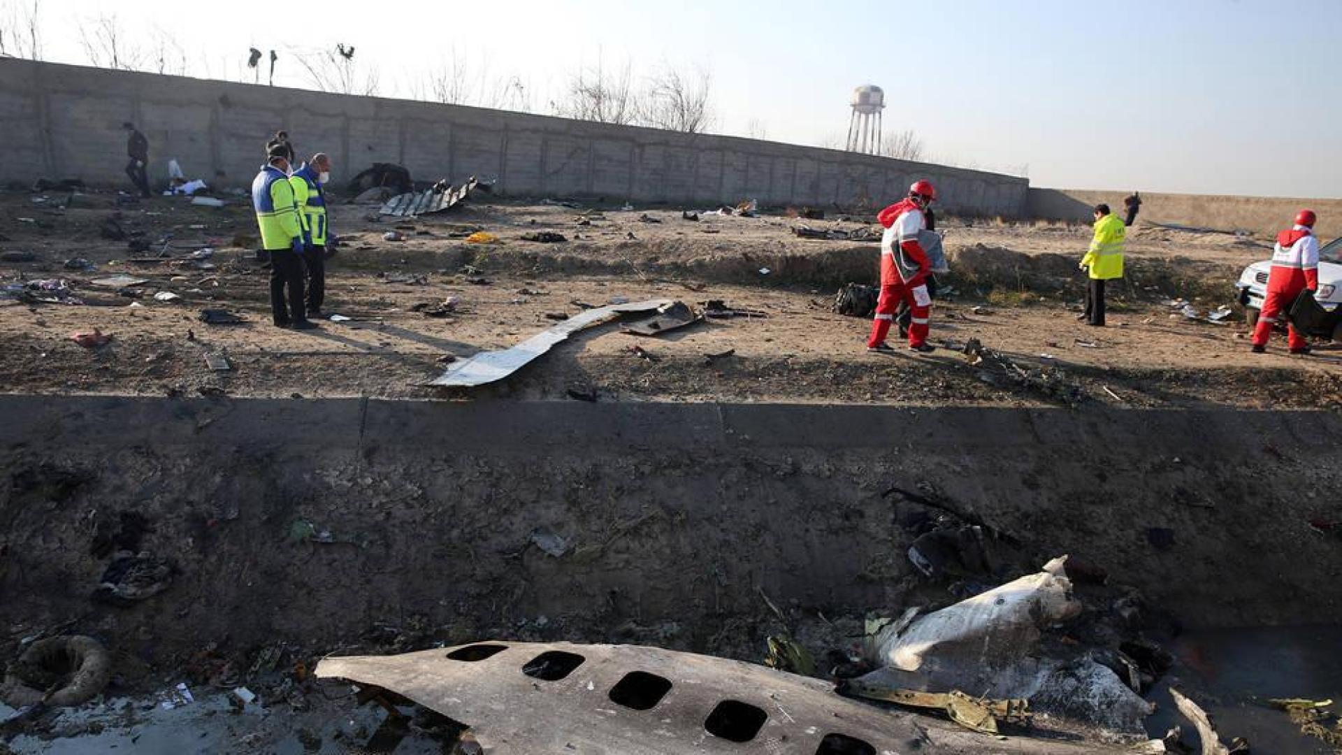 Personal de emergencias, junto a los restos del 737 estrellado cerca de Teherán.
