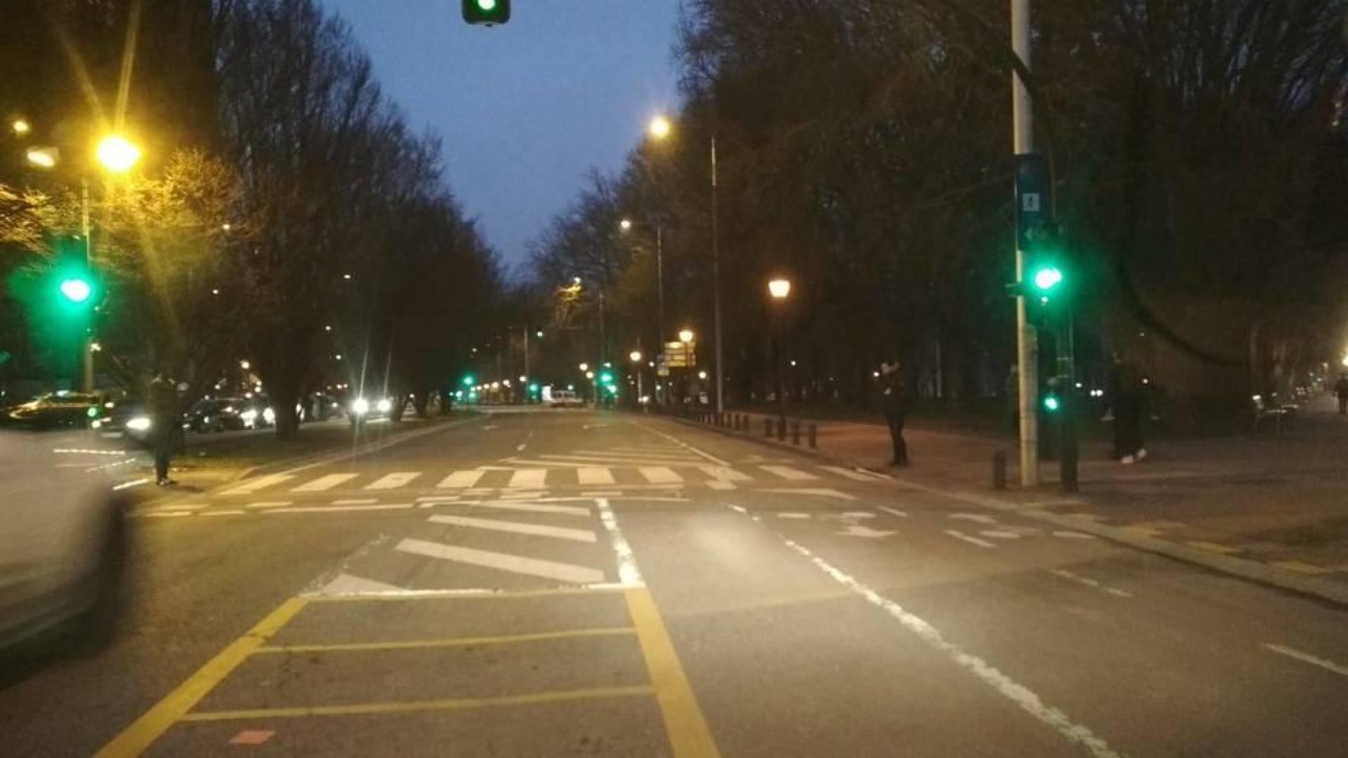 La falta de pintura y bolardos dificultan una correcta visión del carril bici.
