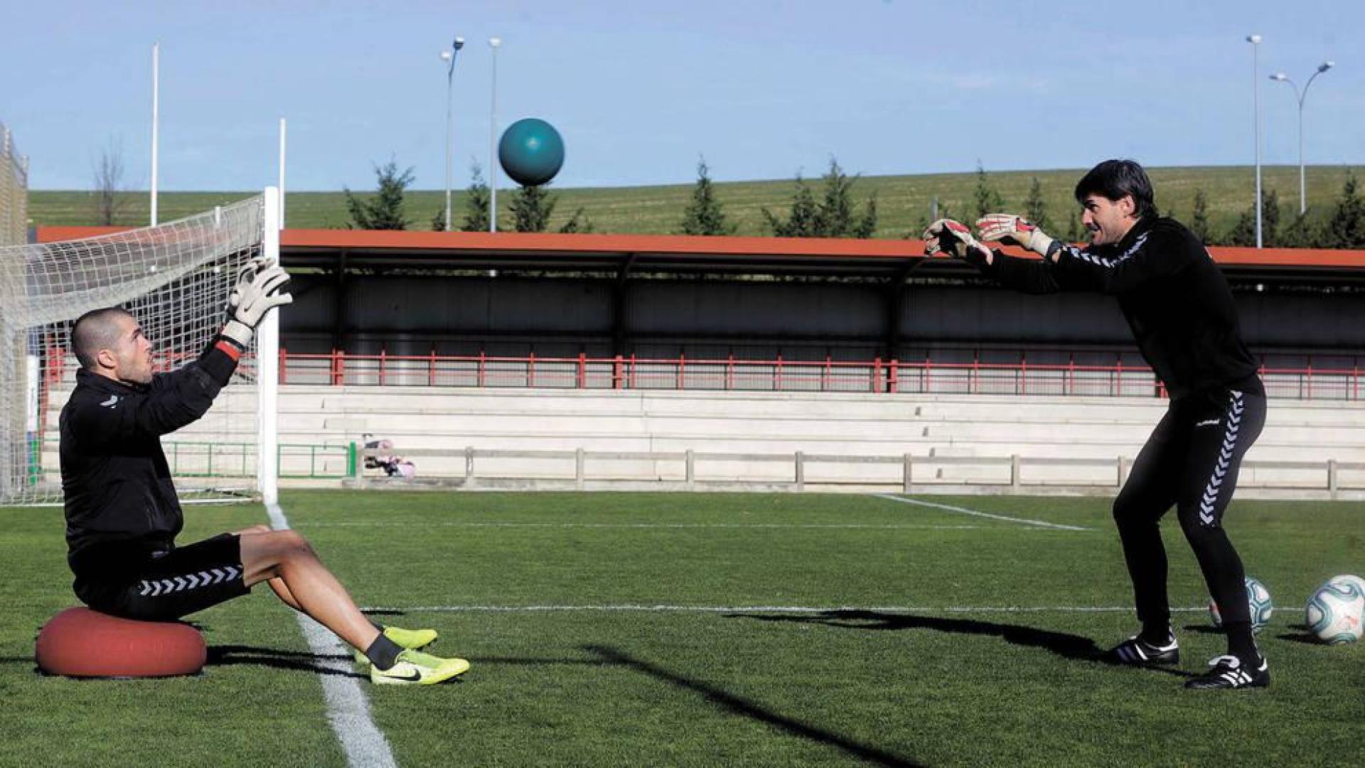 Rubén Martínez, trabajando en compañía de Richard Sanzol en uno de los campos de entrenamiento. El meta gallego ya se calza las botas y se pone los guantes.