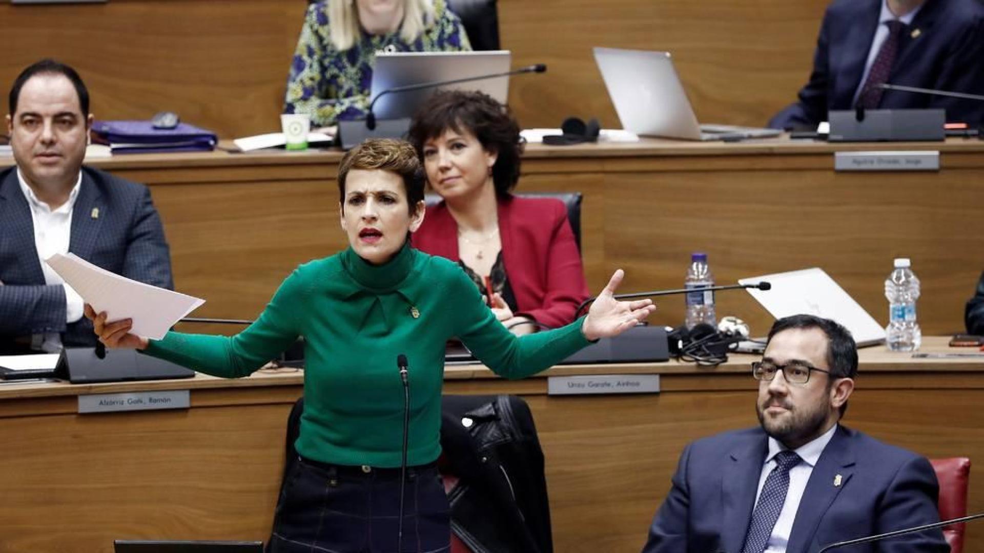 Rifirrafe entre María Chivite y Carlos Pérez Nievas en el Parlamento de Navarra