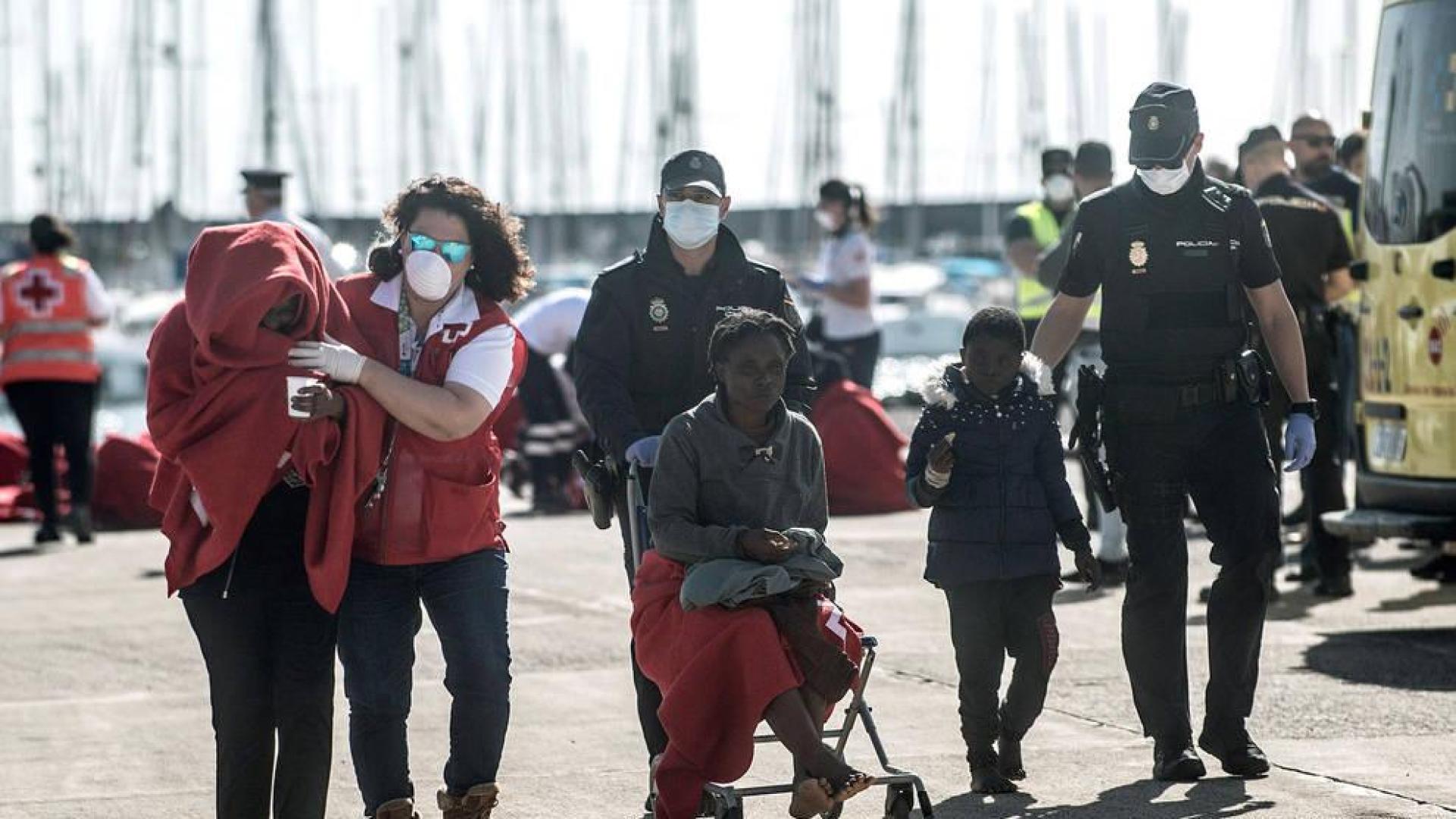 Efectivos de Salvamento Marítimo, Cruz Roja, la Policía y otros servicios de emergencia atienden a las 43 personas rescatadas en una patera a la deriva a 27 kilómetros de Lanzarote.