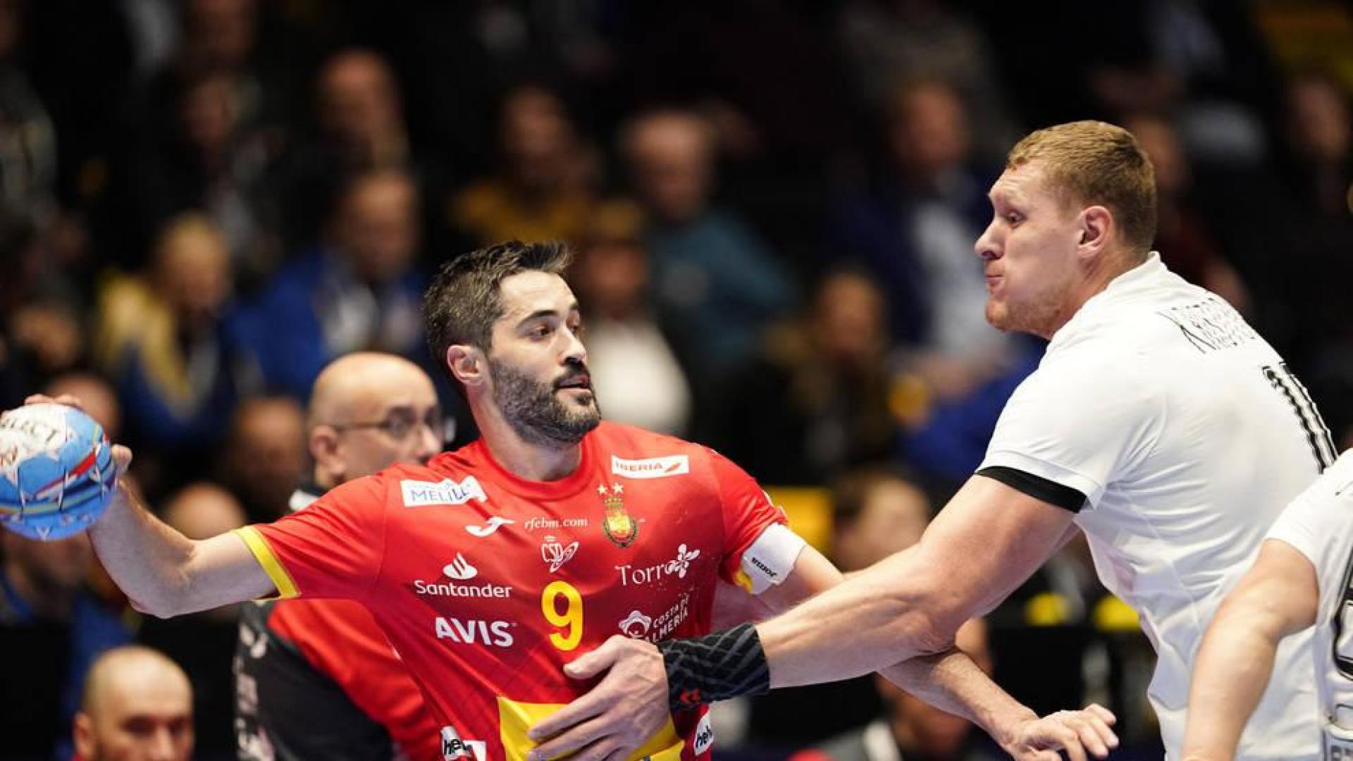 Ni las expulsiones logran frenar a España en su debut en el Europeo