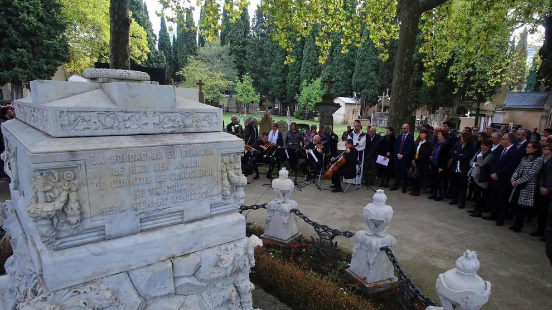 Todas las fotos de las visitas a los cementerios navarros en el Día de Todos los Santos