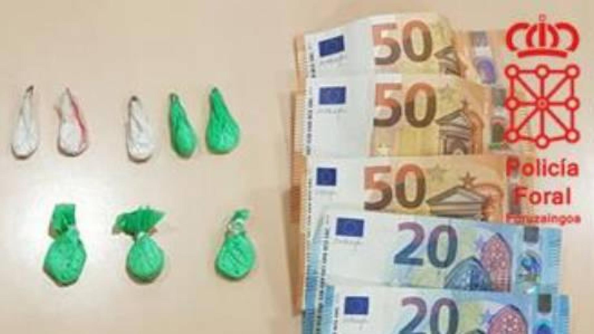 Parte de la droga y el dinero incautados en Berriozar.