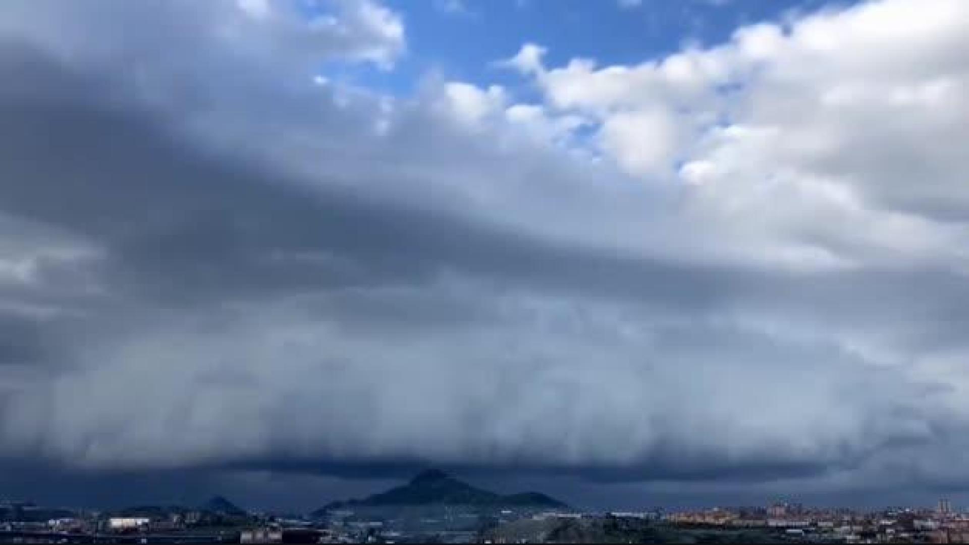 Impresionantes imágenes de la formación de una galerna en Castrourdiales