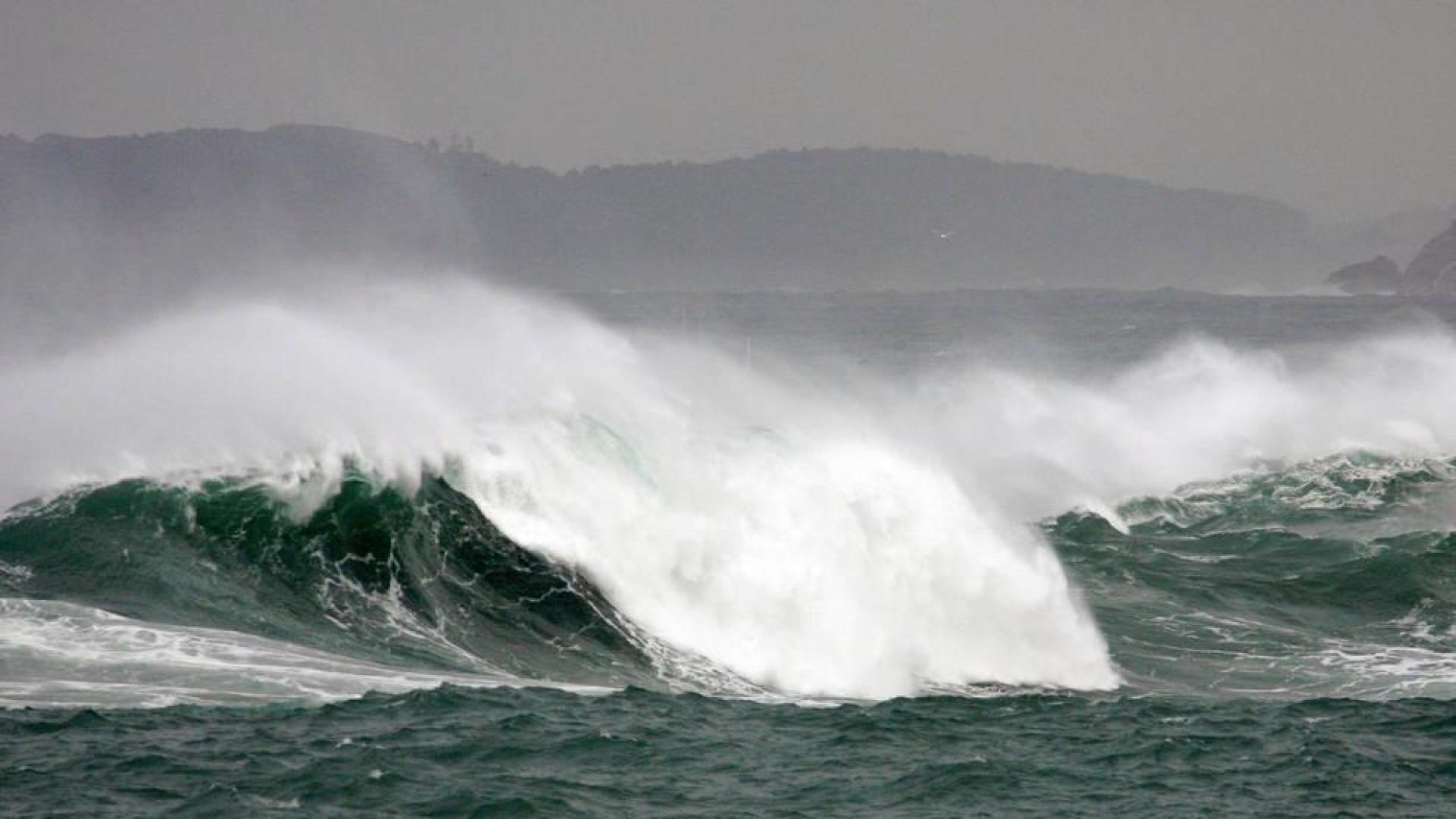 Las olas rompían este jueves con fuerza contra la costa de la ciudad de A Coruña.