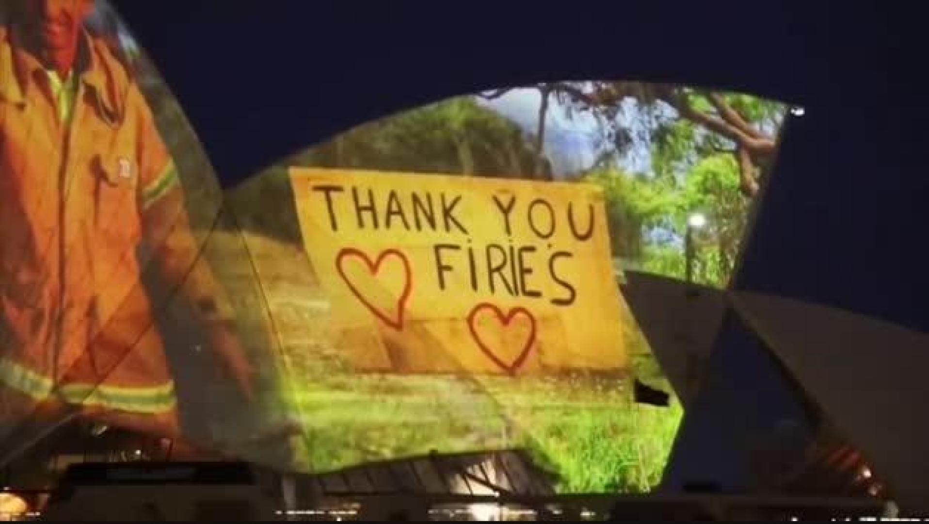 La Ópera de Sídney se ilumina en honor a los bomberos que luchan contra los incendios