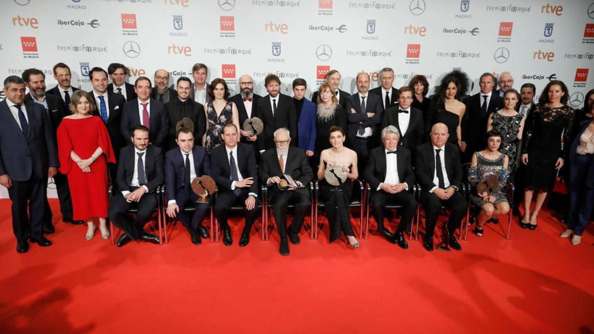 Autoridades y premiados posan en la foto final tras la gala de los Premios Forqué