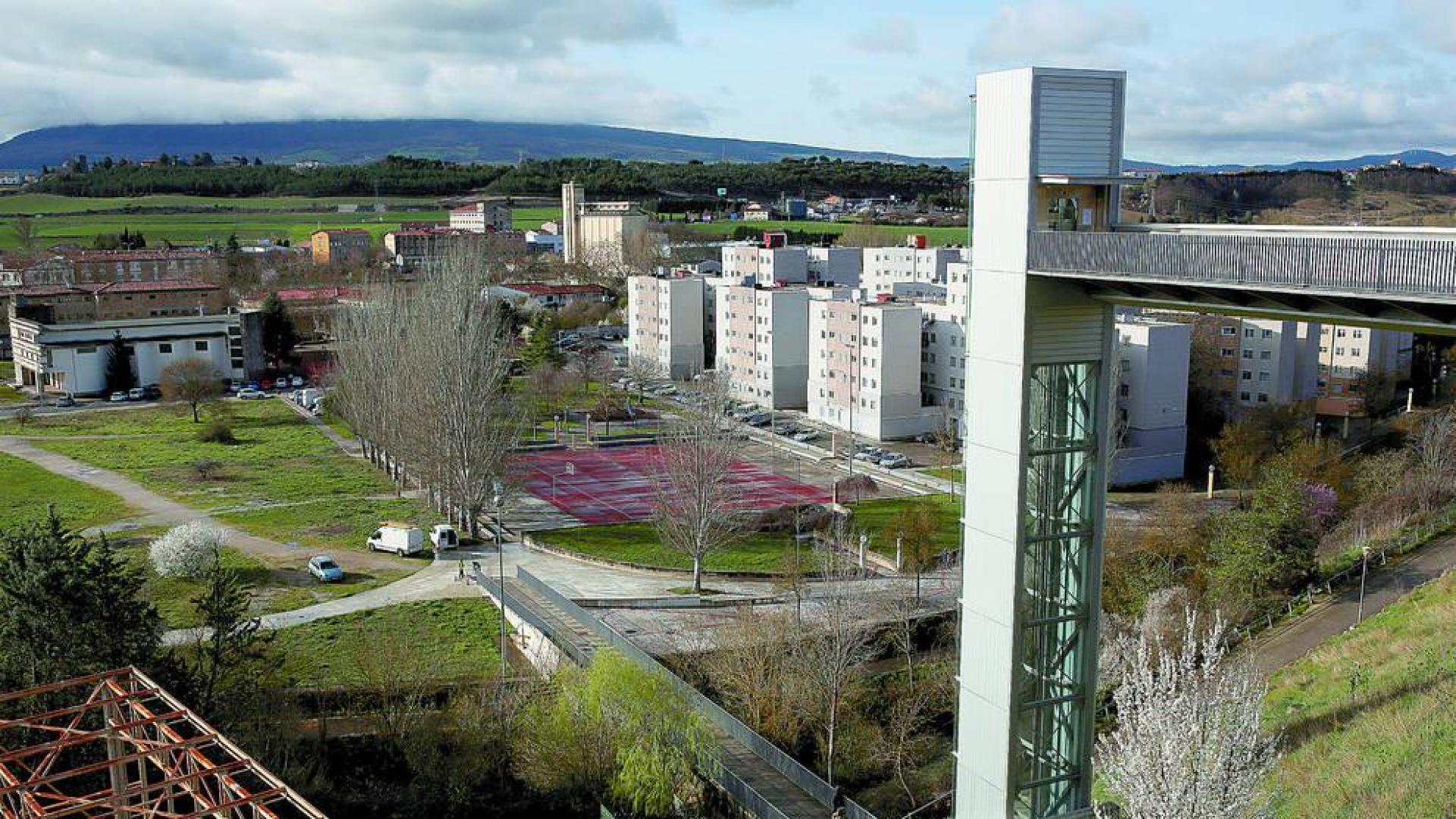 Echavacoiz sur con los cambios de los últimos años: las fachadas del grupo Urdánoz rehabilitadas y el ascensor.