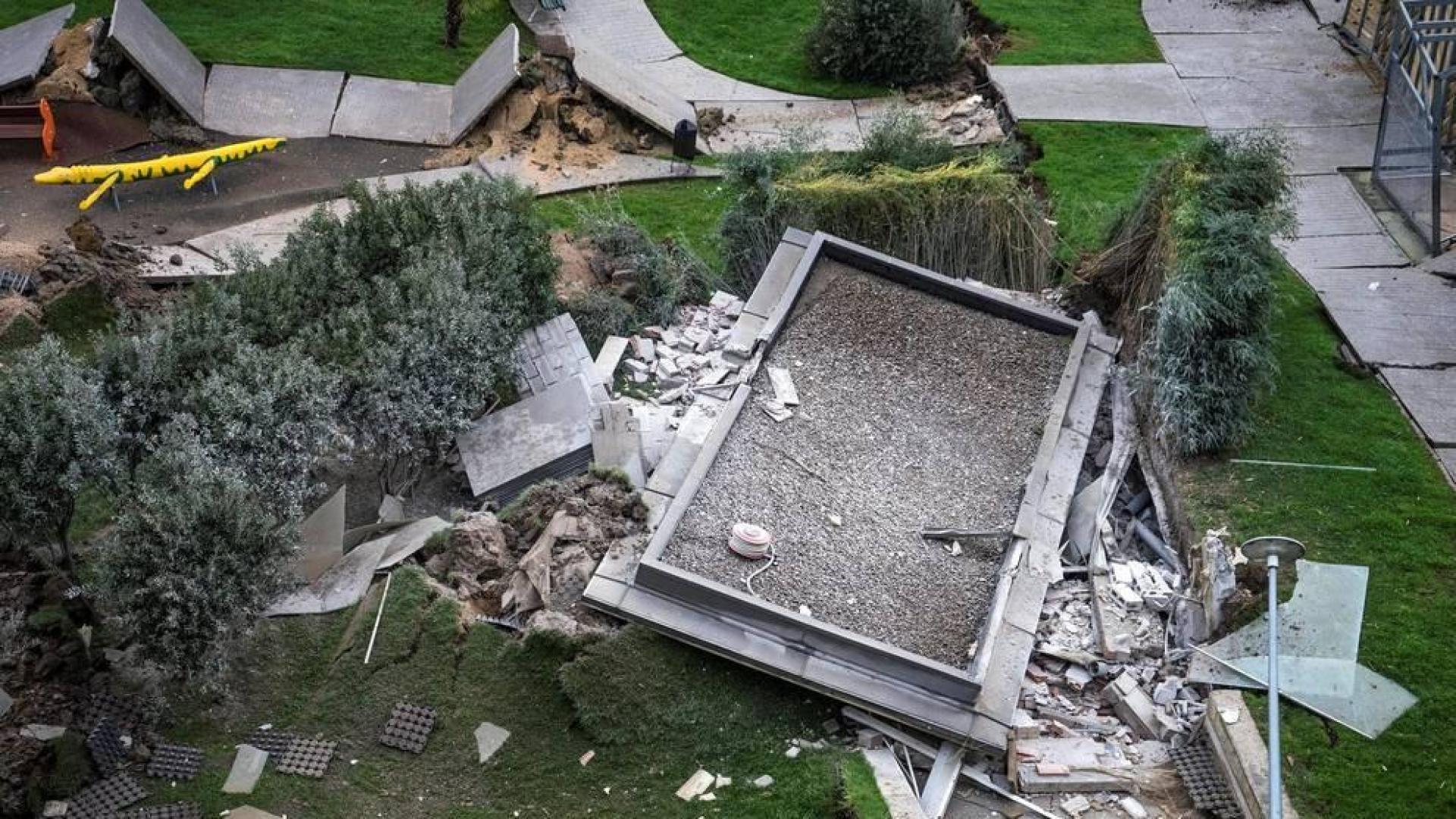 Un parque infantil con pista deportiva se ha hundido sobre el aparcamiento subterráneo de una urbanizaciónde Santander,