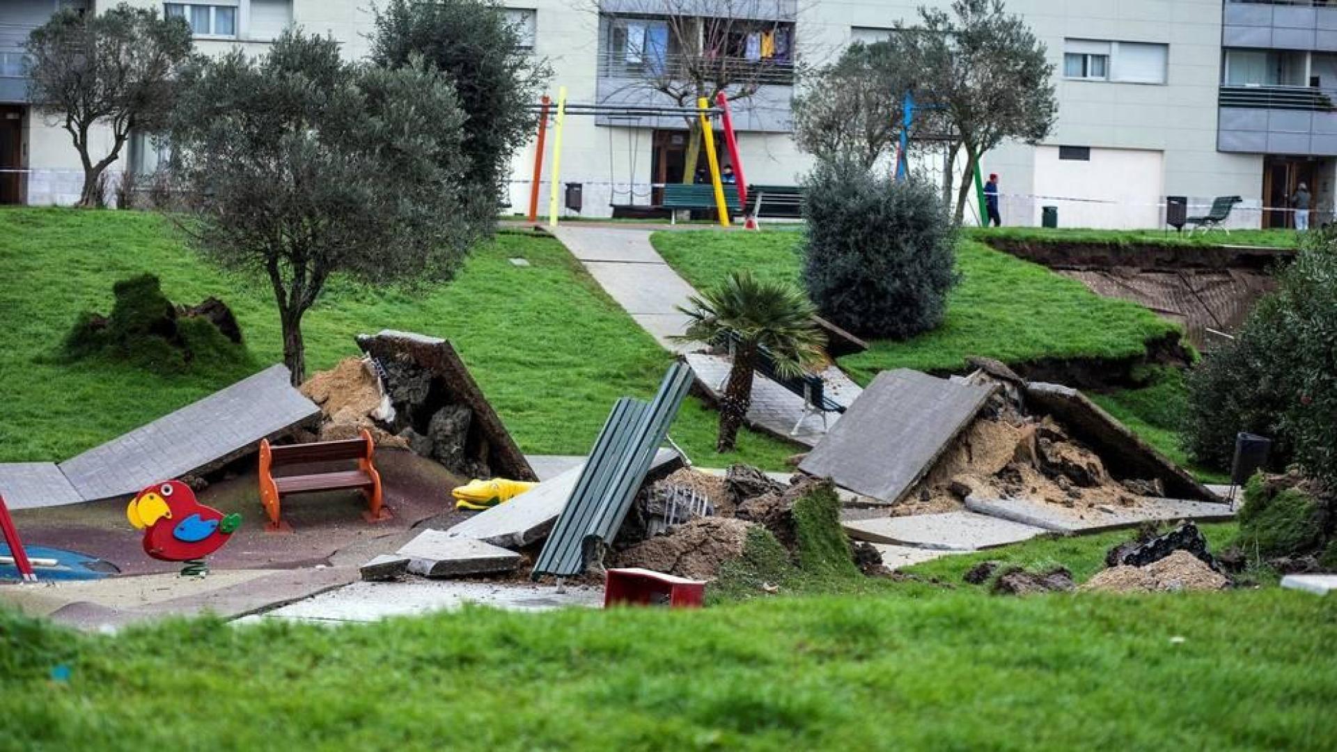 Un parque infantil con pista deportiva se ha hundido sobre el aparcamiento subterráneo de una urbanizaciónde Santander,