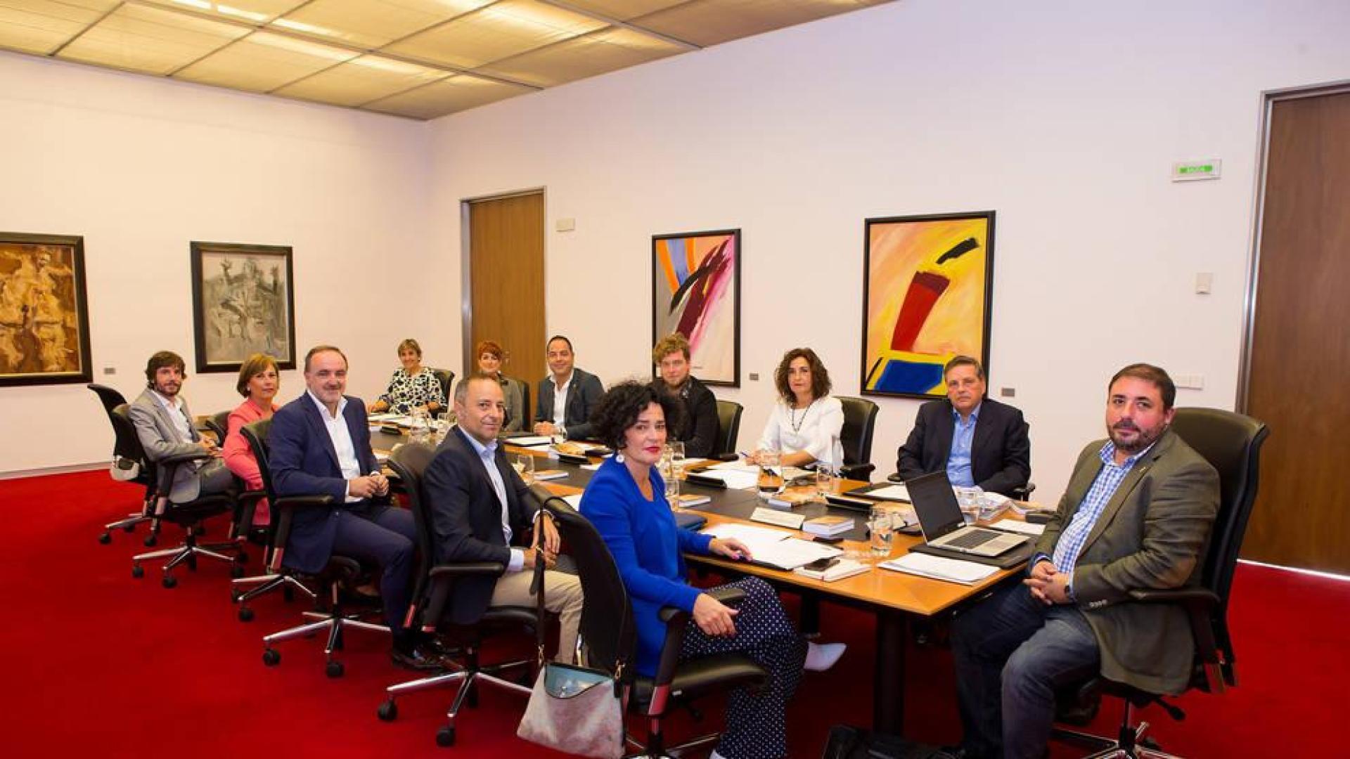 Mesa y Junta de Portavoces del Parlamento de Navarra.