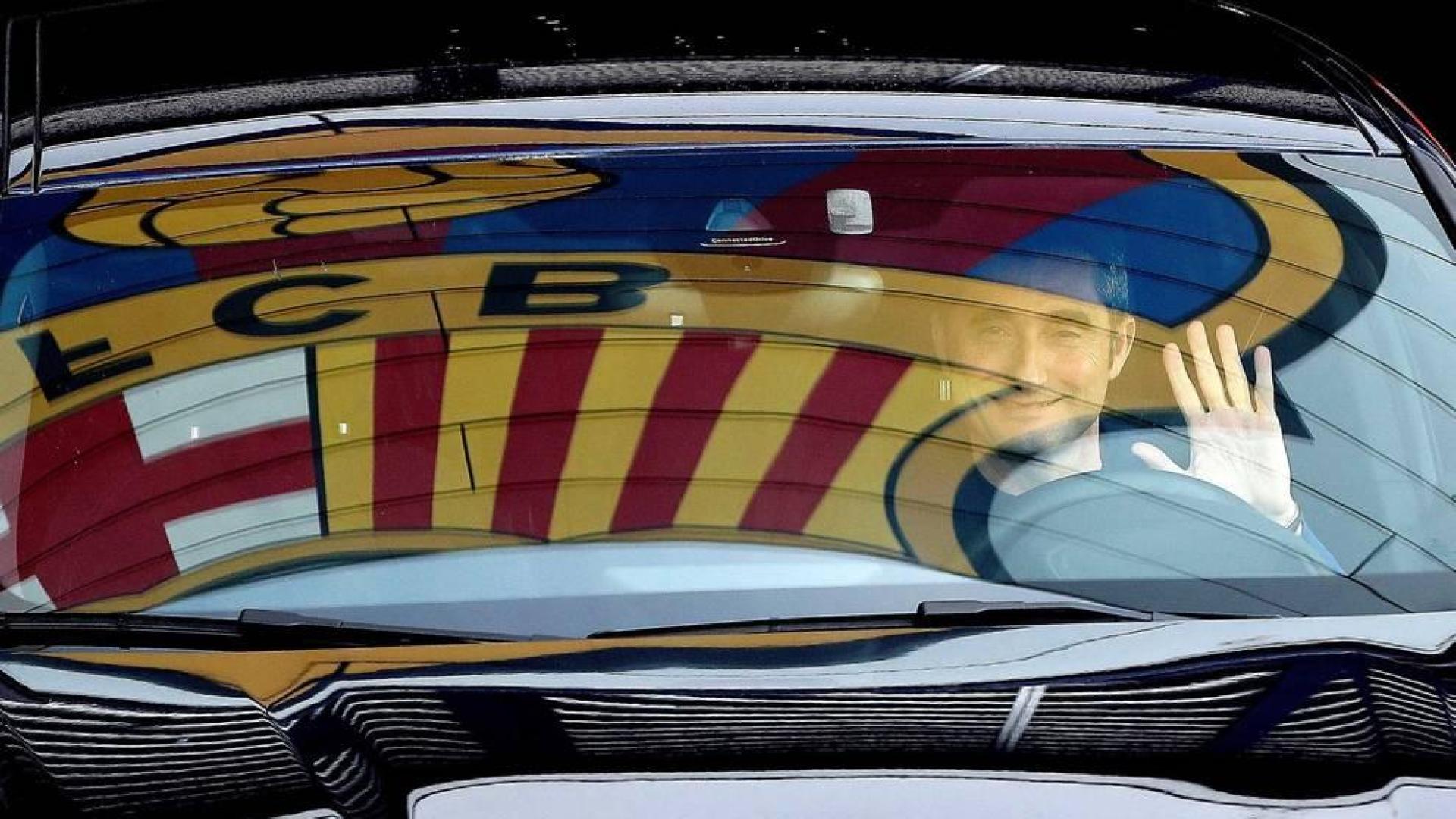 El entrenador del FC Barcelona, Ernesto Valverde, sale de la ciudad deportiva Joan Gamper tras el entrenamiento del equipo.