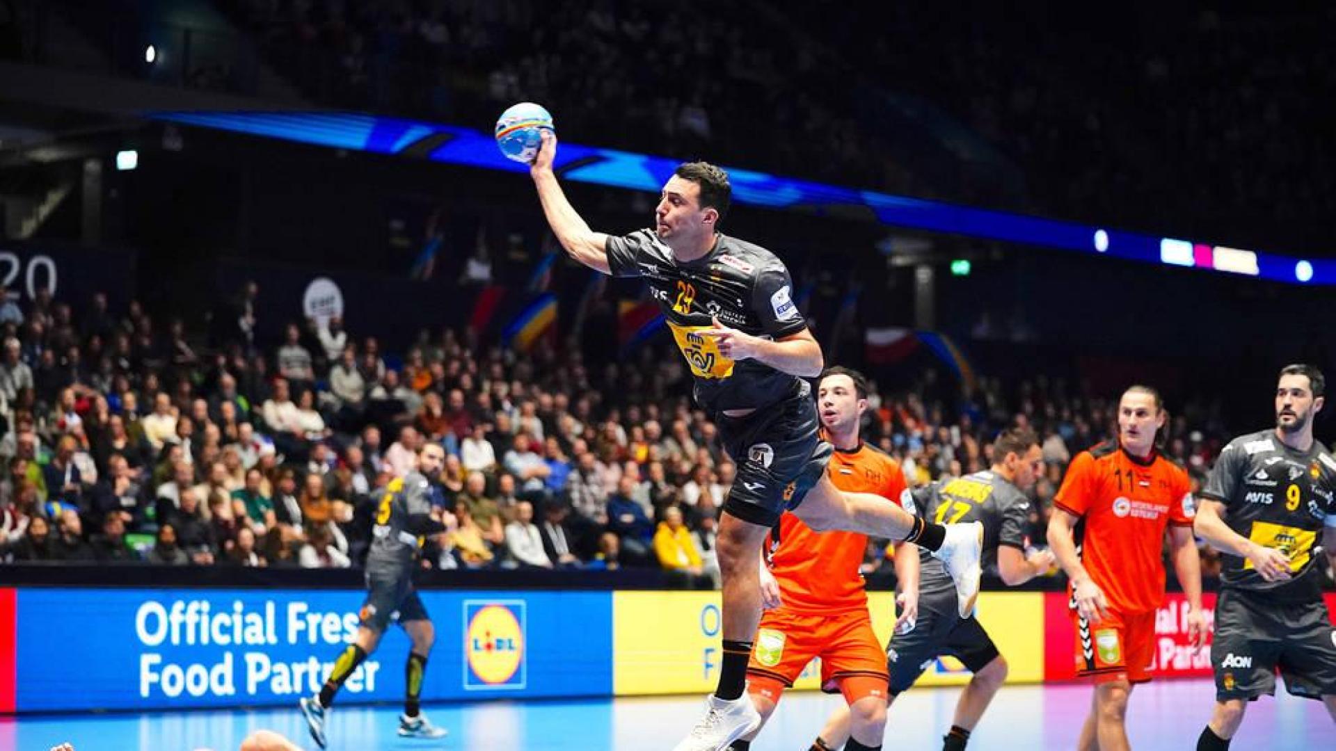 Los 'Hispanos' logran la tercera victoria en tres partidos del Europeo