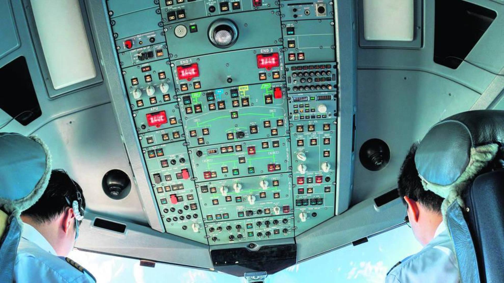 Interior de la cabina de un avión con dos pilotos
