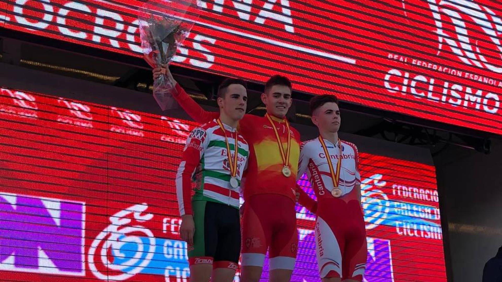 Igor Arrieta, en el podio de los campeonatos de España de ciclocross en Pontevedra con el maillot