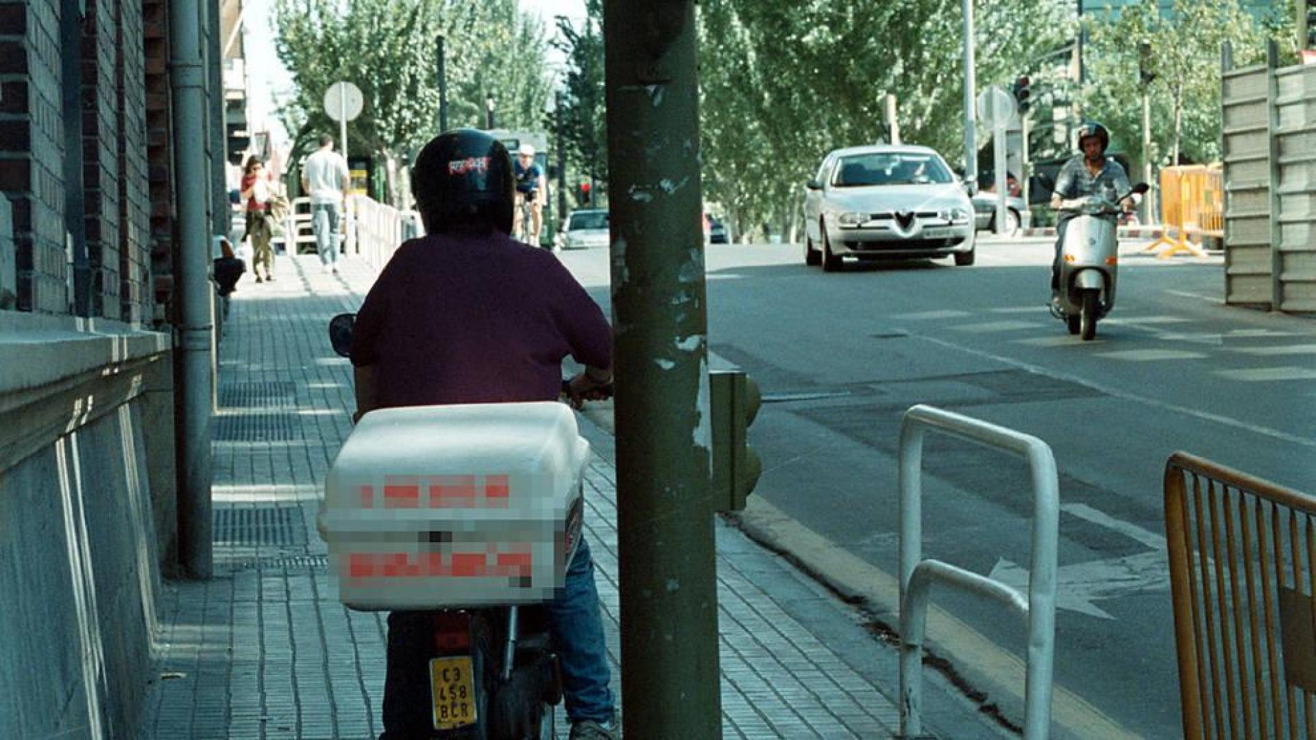 Un repartidor en moto