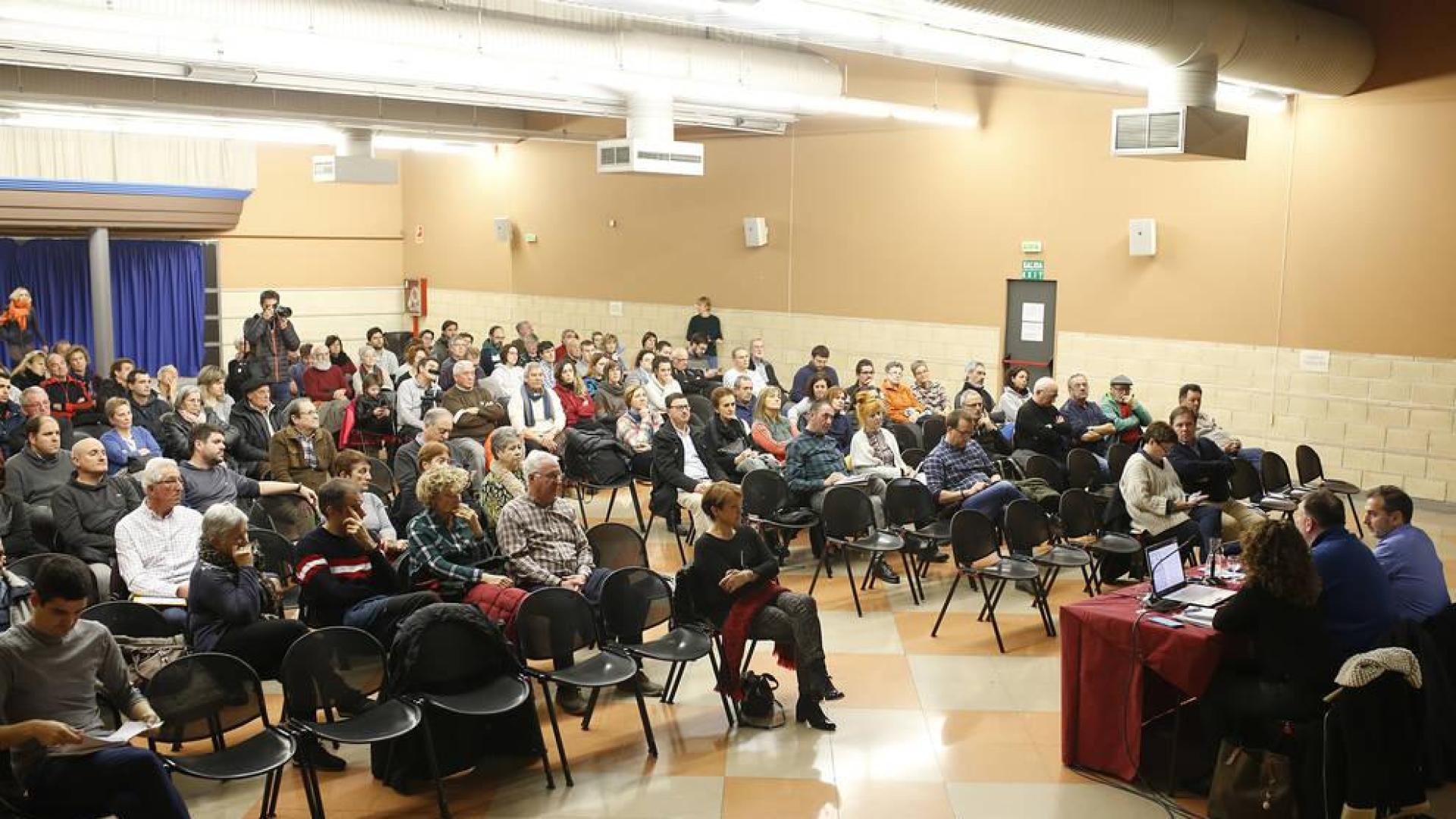 Vecinos de la Rochapea exigen ya aparcamientos sólo de residentes