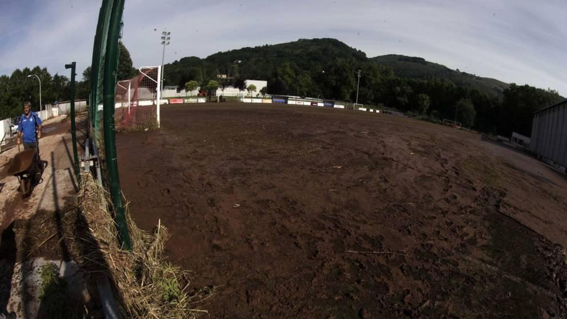 Estado en el que quedó el terreno de juego de Giltxaurdi tras las inundaciones de julio de 2014.