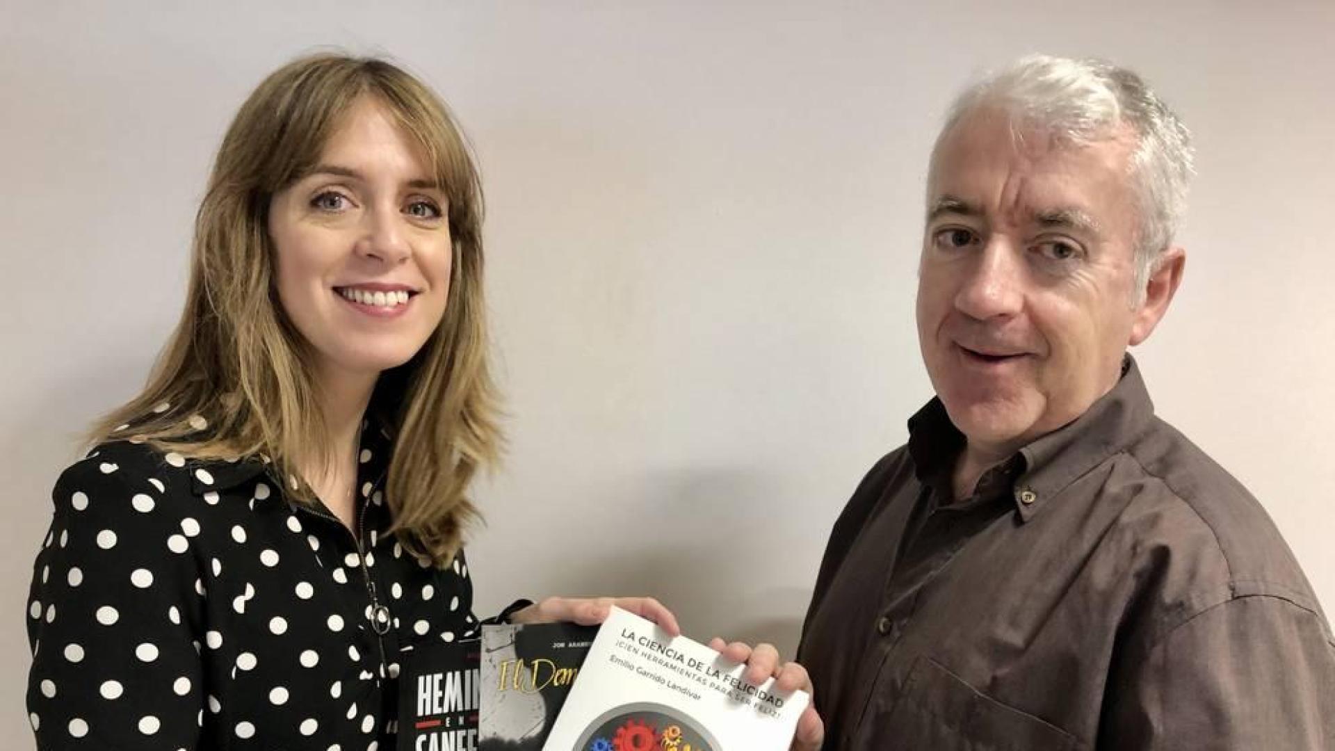 Entrega del lote de libros al suscriptor de Diario de Navarra Alberto Garayoa.