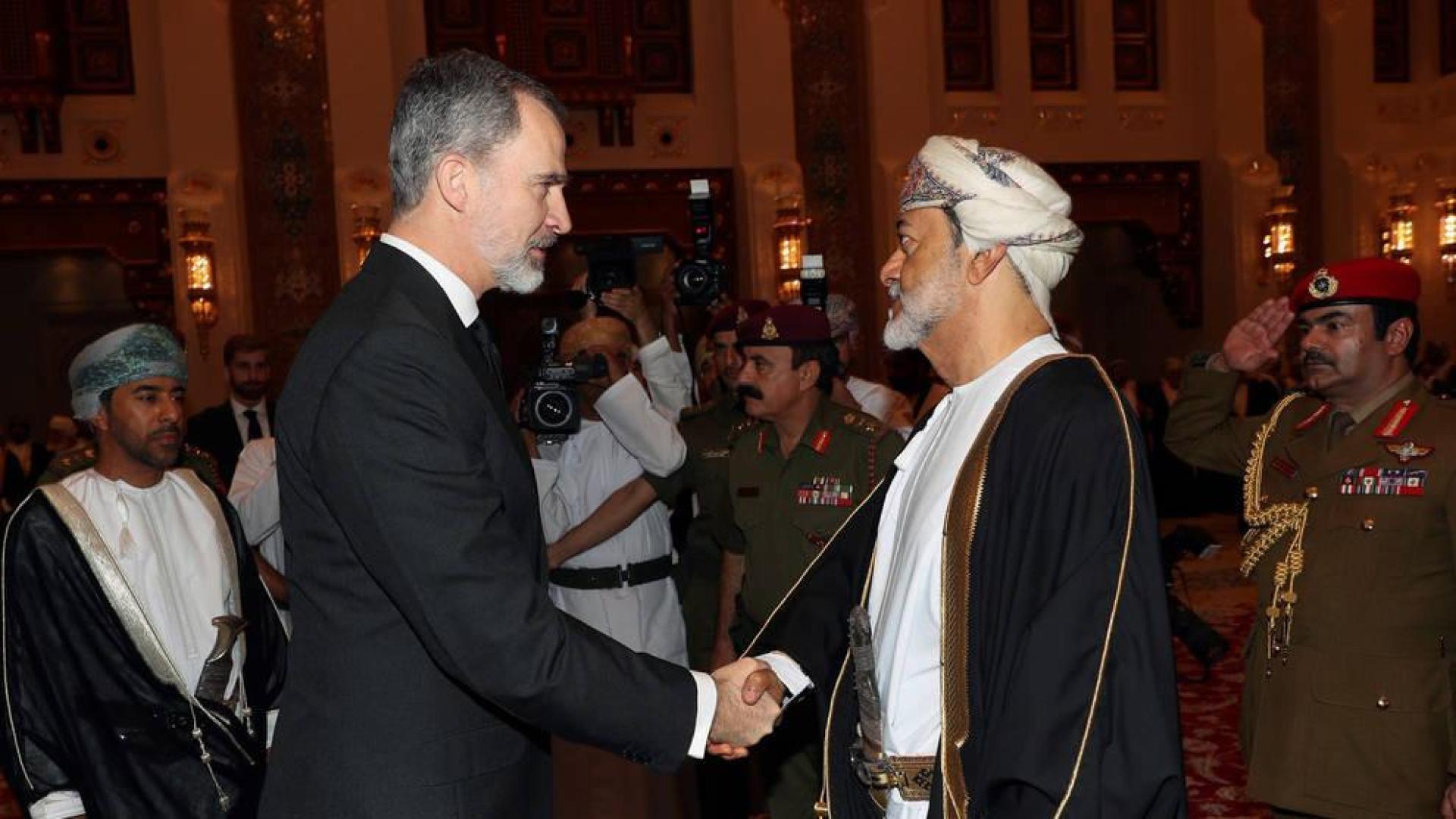 El rey Felipe VI es recibido por el Sultán de Omán Haitham bin Tariq Al Said a su llegada al país