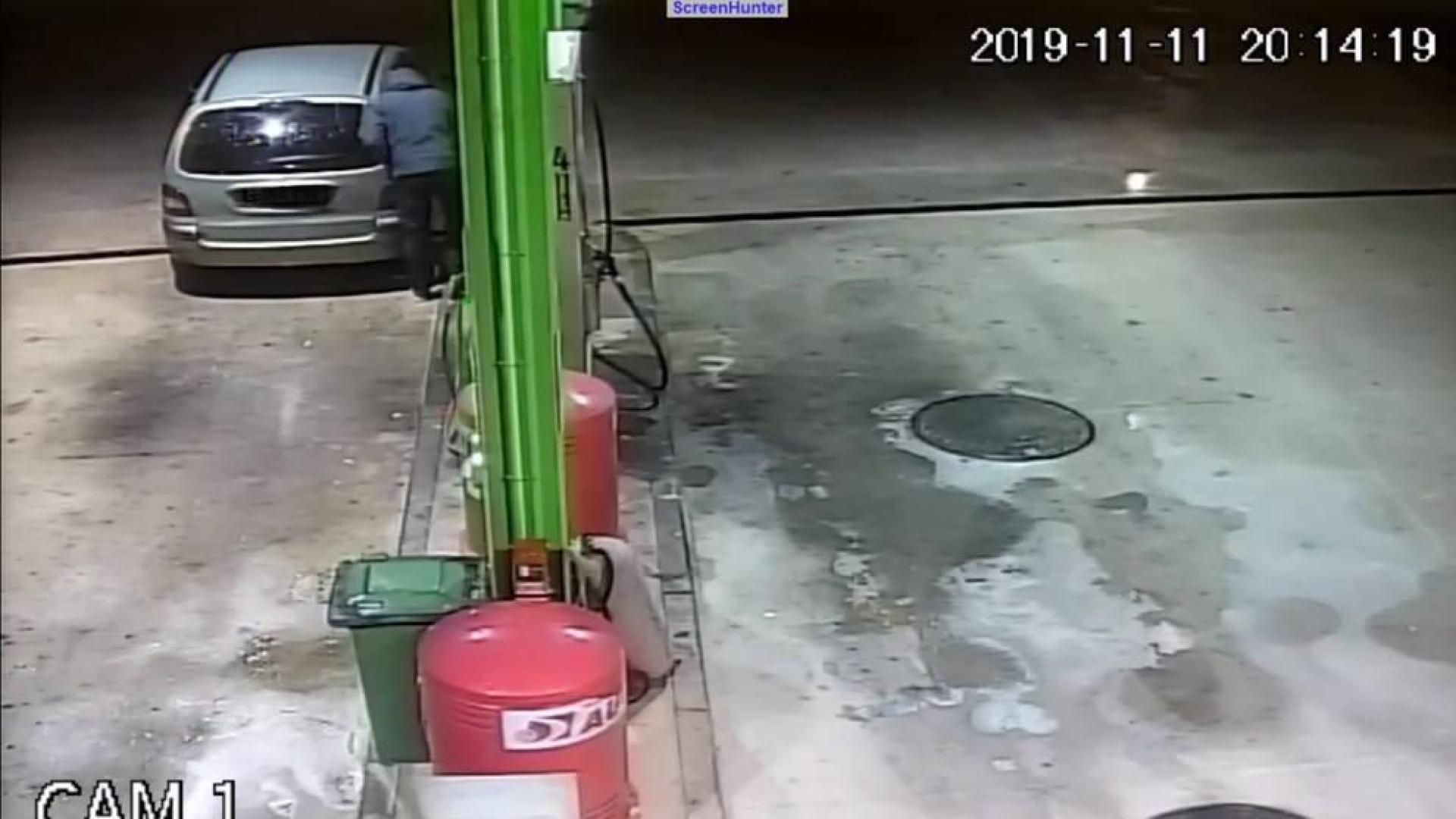 Imagen del ladrón repostando en una estación de servicio.