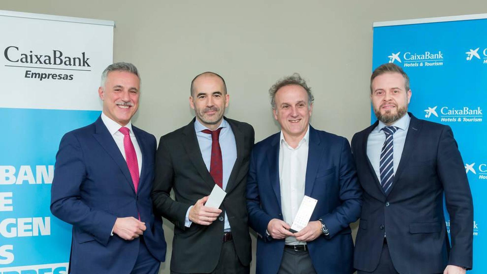 Marcos Cereijo, responsable de Hotels&Tourism de CaixaBank; Carlos Asirón, Hotel Leyre; Iñigo Ojinaga, Hotel Pamplona Catedral; y Alberto Larraya, director del Centro de Empresas de Pamplona de CaixaBank
