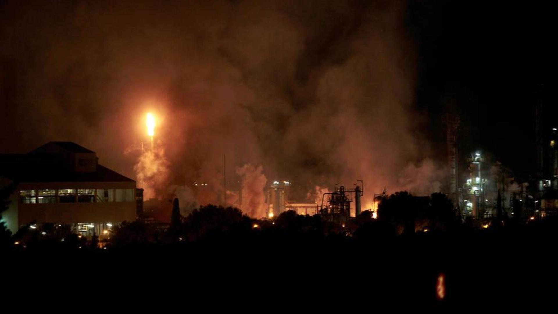 Cuatro heridos en una fuerte explosión en una planta petroquímica de Tarragona