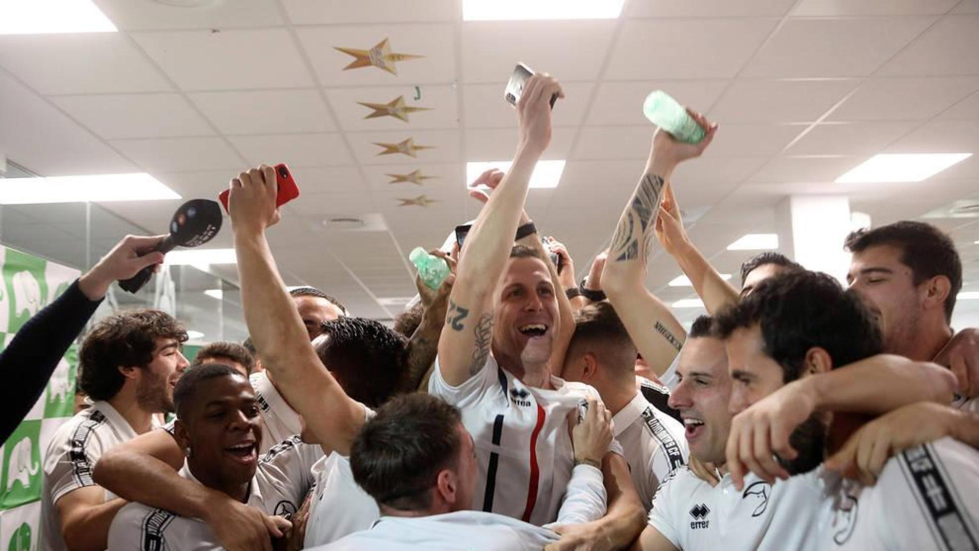 Los jugadores del Unionistas de Salamanca celebran que se enfretarán al Real Madrid en los dieciseisavos de final de la Copa del Rey.